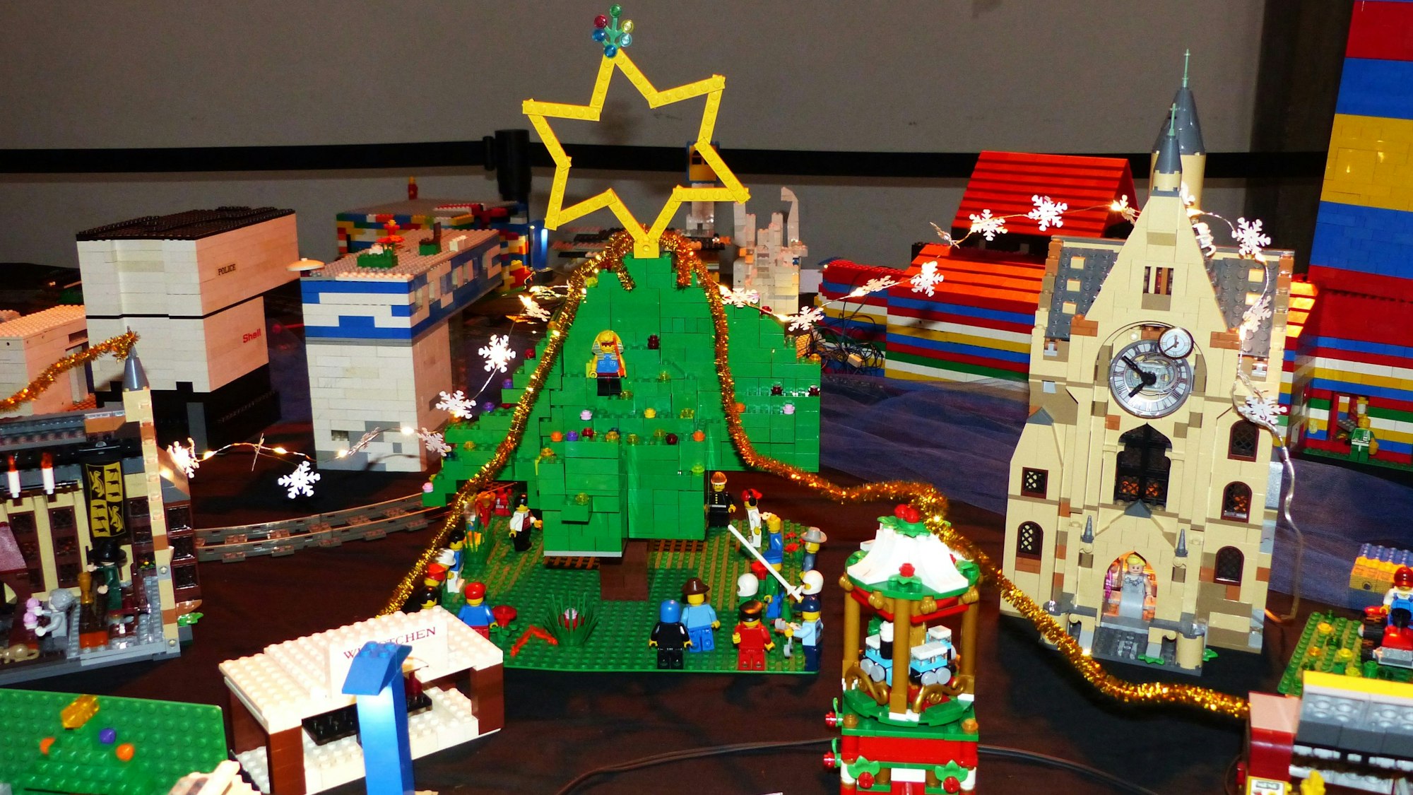 Eine Krippe aus Lego gibt es in der Crux Kirche.