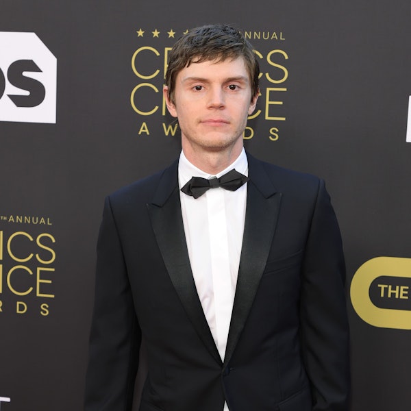 Evan Peters besucht die 27. jährlichen Critics Choice Awards im Fairmont Century Plaza in Los Angeles, Kalifornien.