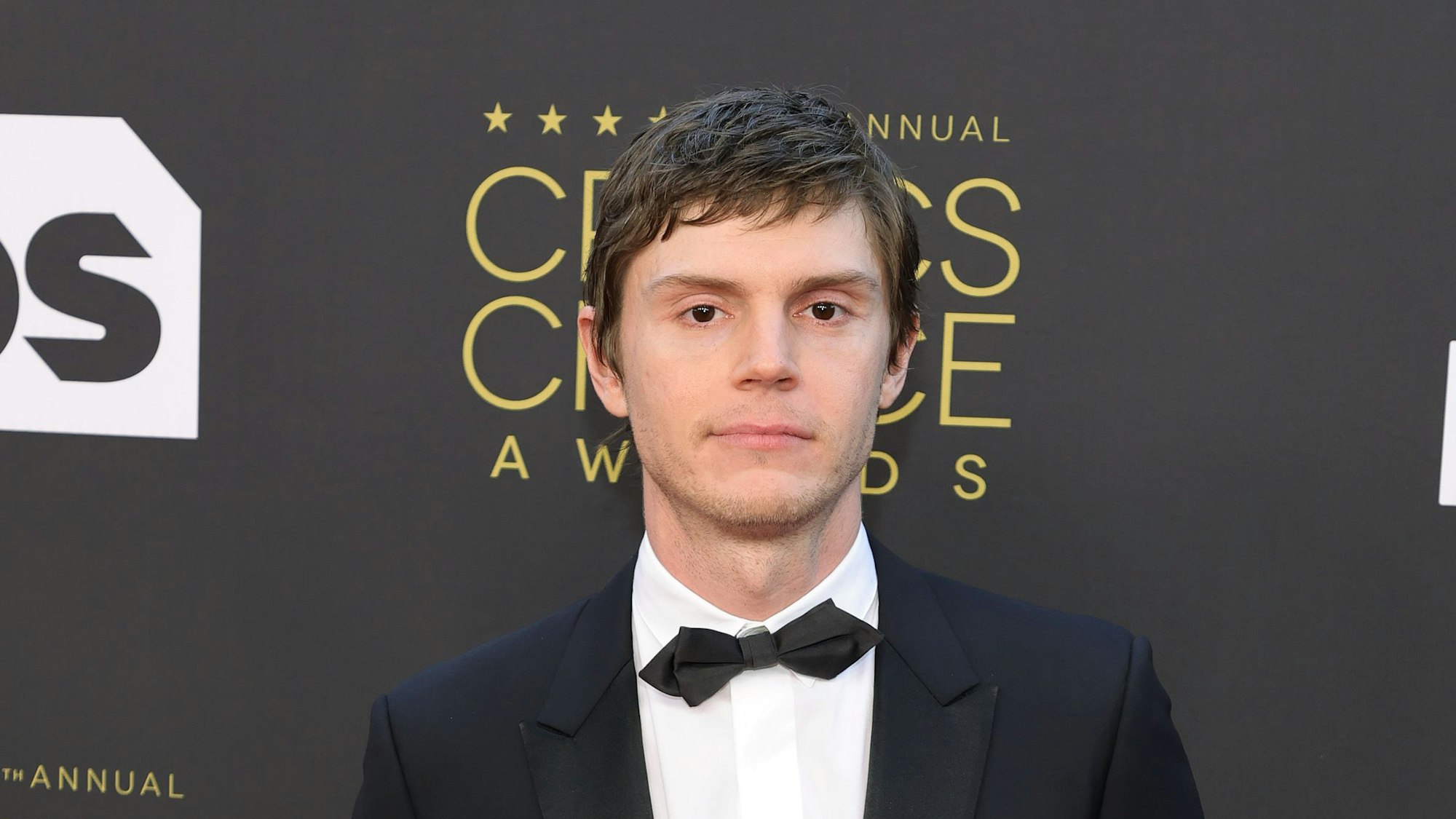 Evan Peters besucht die 27. jährlichen Critics Choice Awards im Fairmont Century Plaza in Los Angeles, Kalifornien.