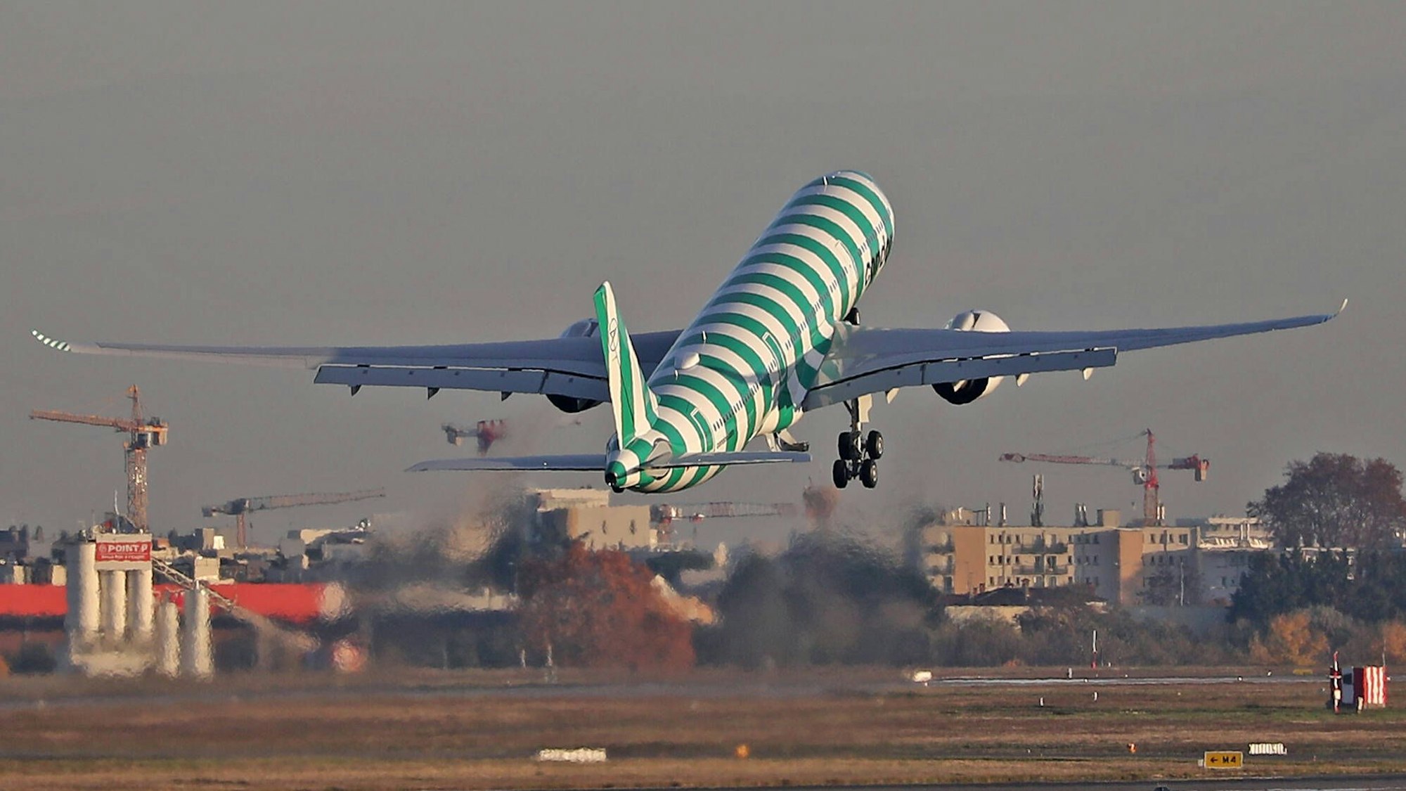 Der grün-weiß gestreifte Airbus hebt ab.