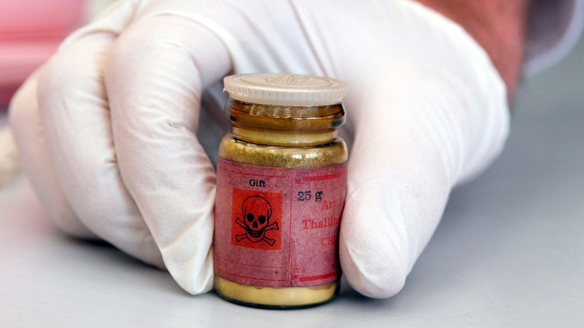 Auf dem Foto ist ein Fläschchen mit Rattengift aus Thallium zu sehen.