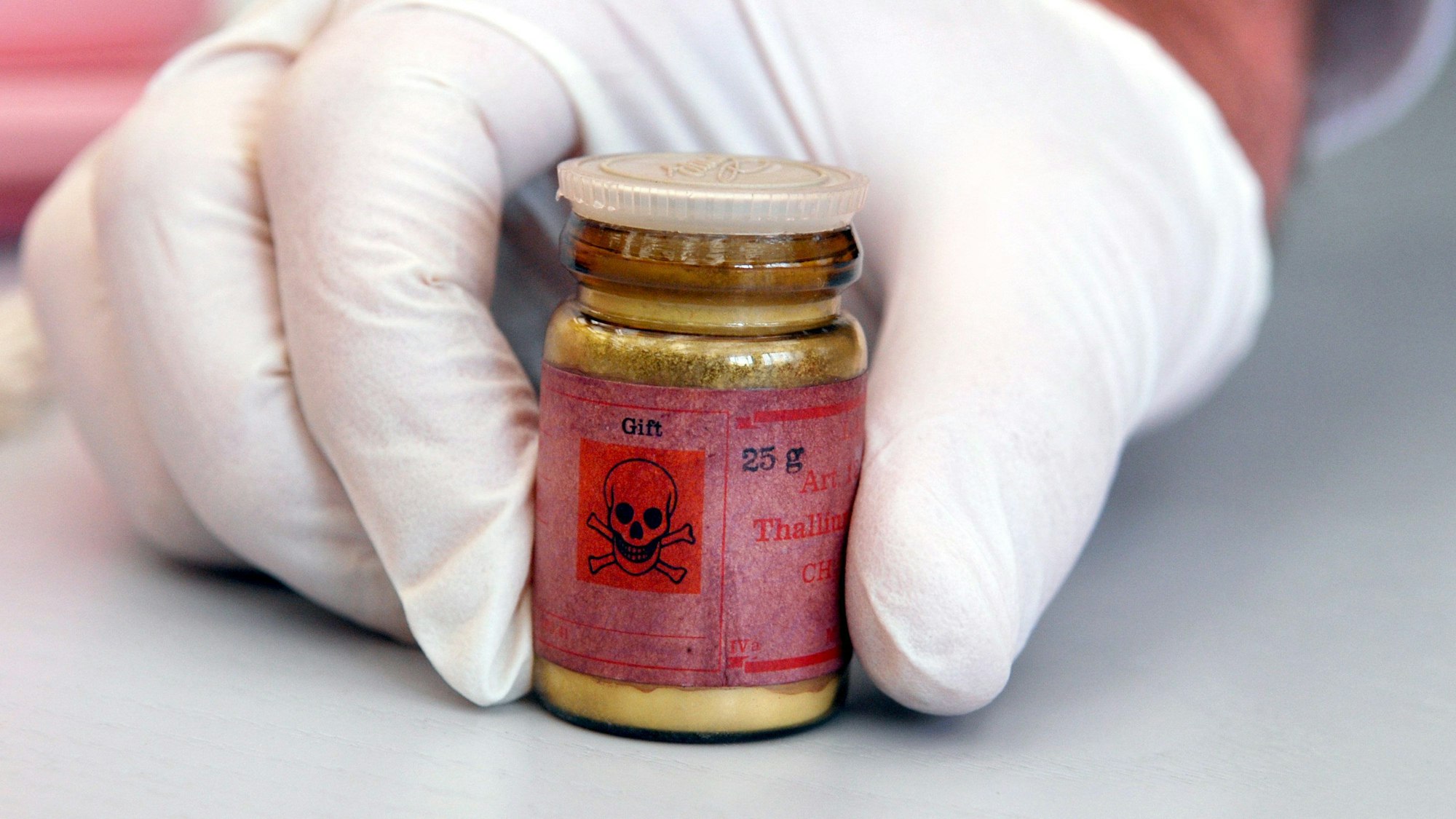 Eine Flasche mit Rattengift aus Thallium