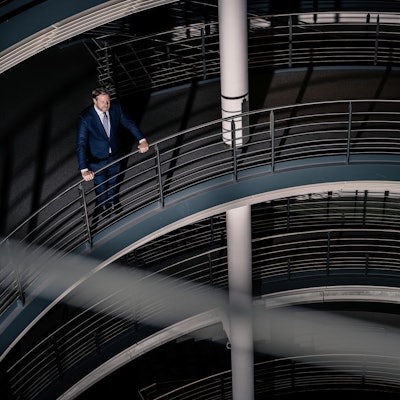 Gothaer-Chef Oliver Schoeller im Treppenhaus der Konzernzentrale