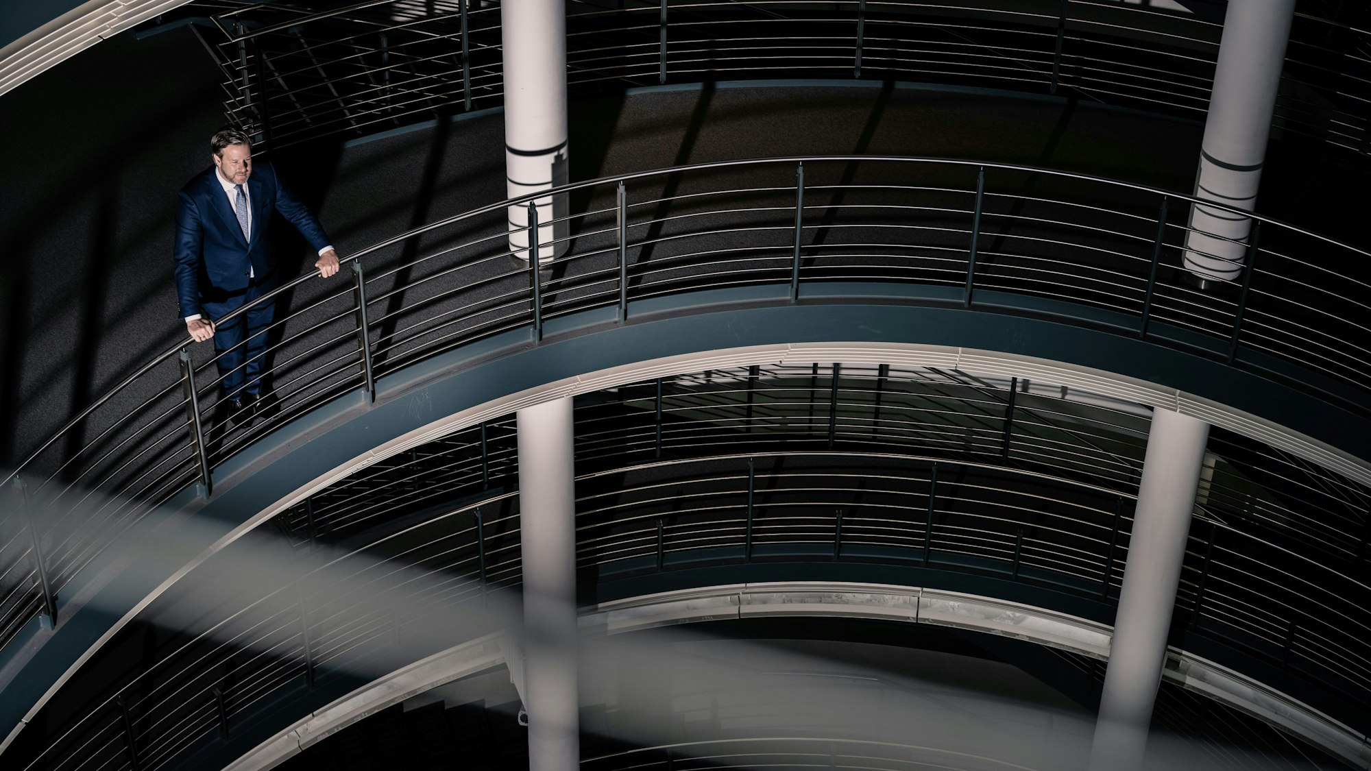 Gothaer-Chef Oliver Schoeller im Treppenhaus der Konzernzentrale