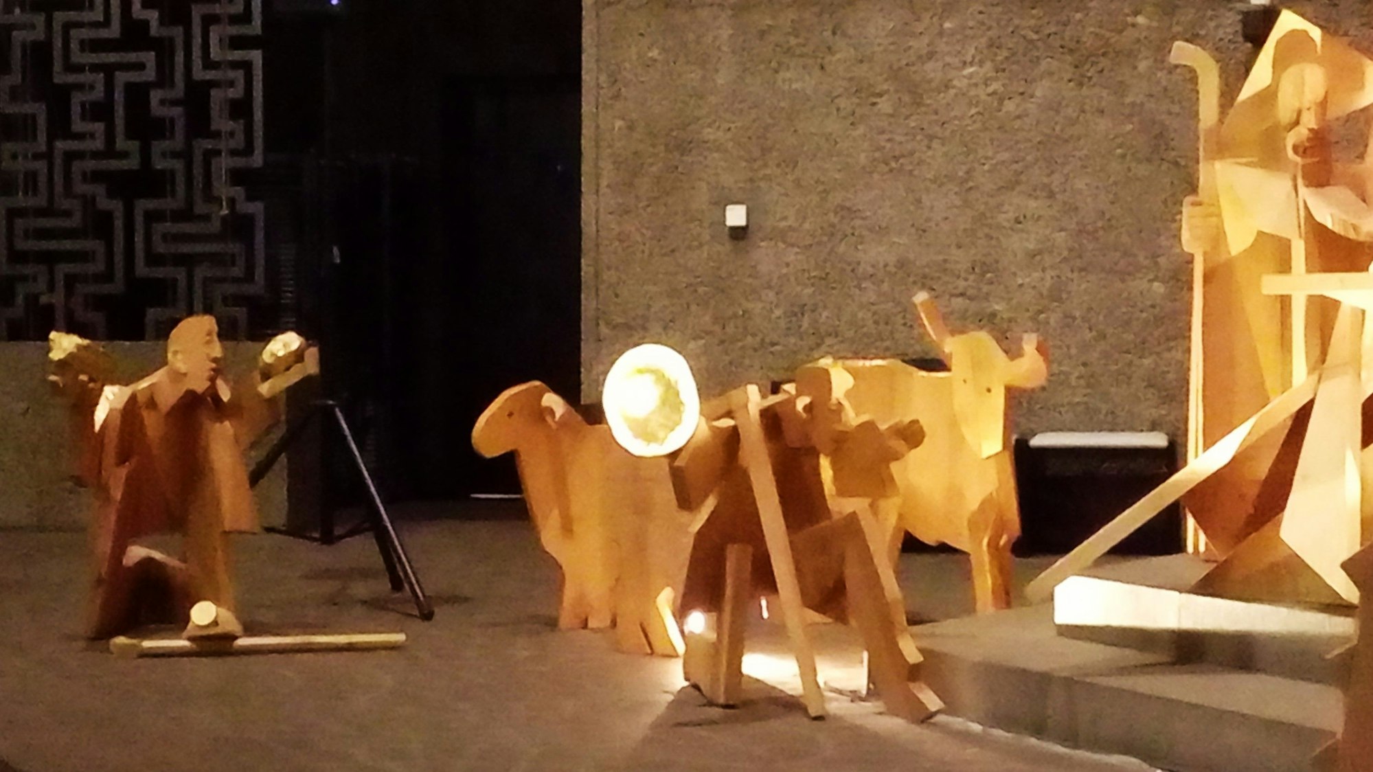 Krippe aus Kattowitz ist aus Holz und steht nun in der Kirche St. Gertrud.