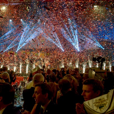 Das Publikum wirft Konfetti auf der „Pripro“ im Jahr 2016.