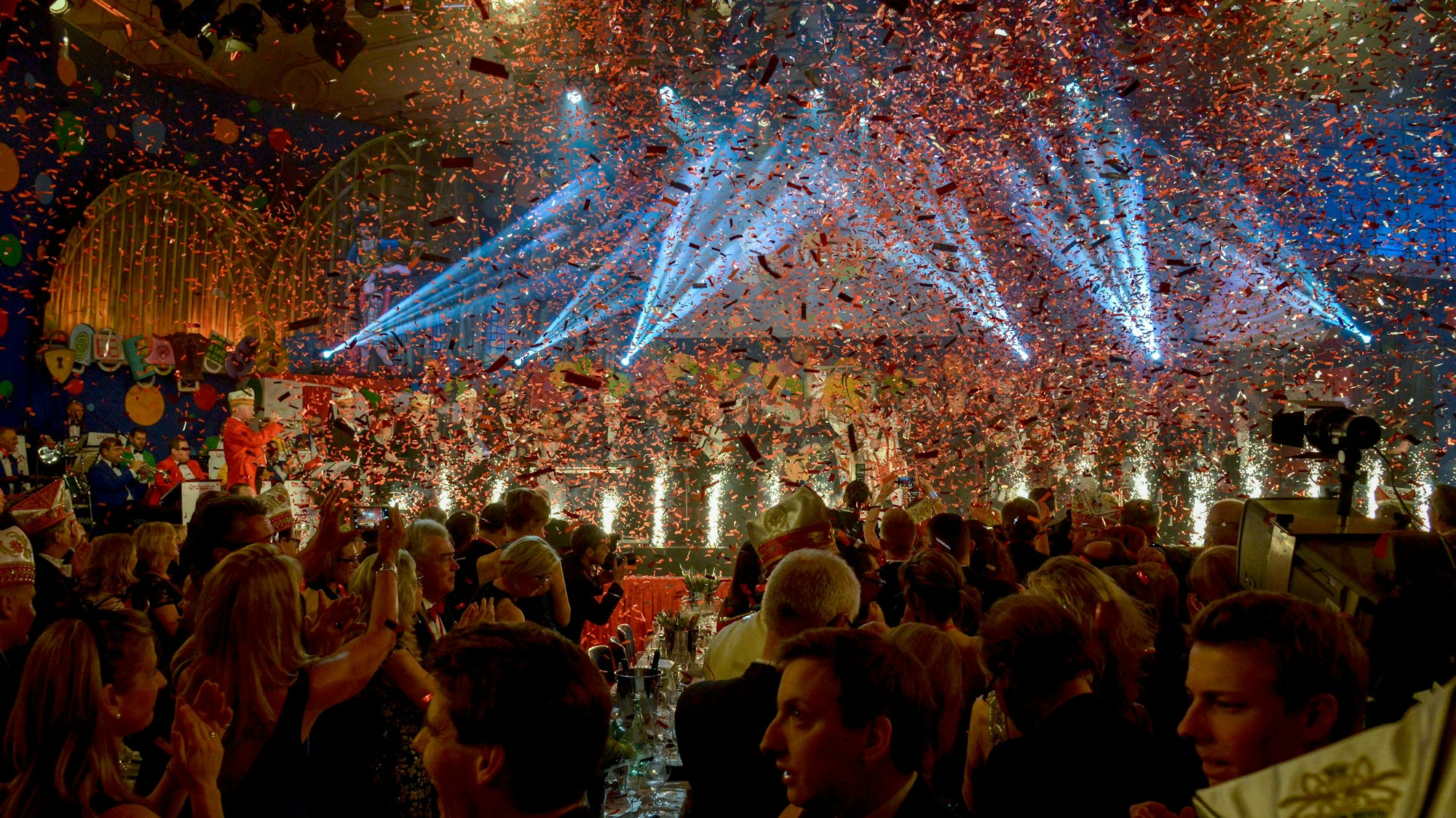 Das Publikum wirft Konfetti auf der „Pripro“ im Jahr 2016.