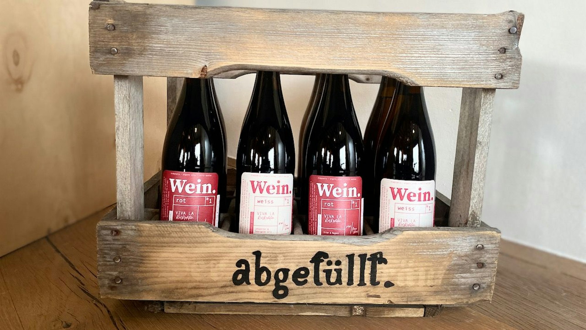 Die Weinflaschen in einer Kiste.