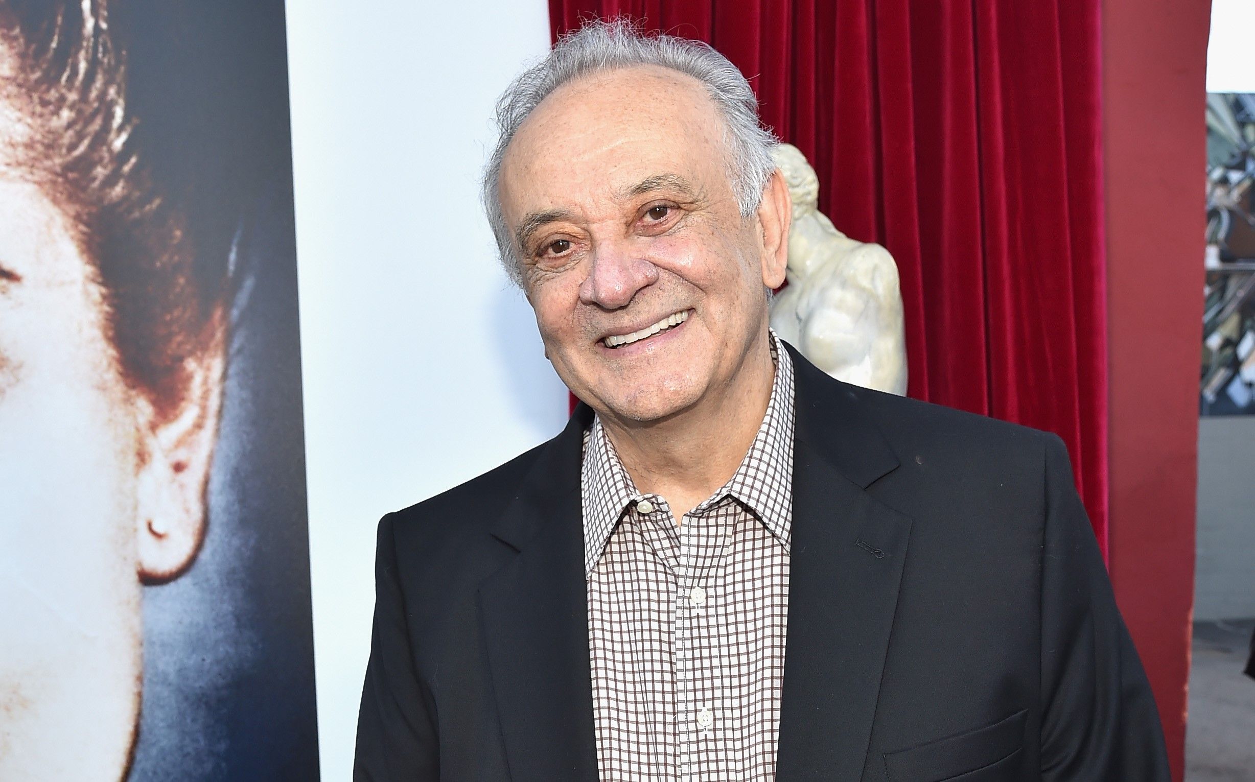 Angelo Badalamenti lächelt für die Fotografen.
