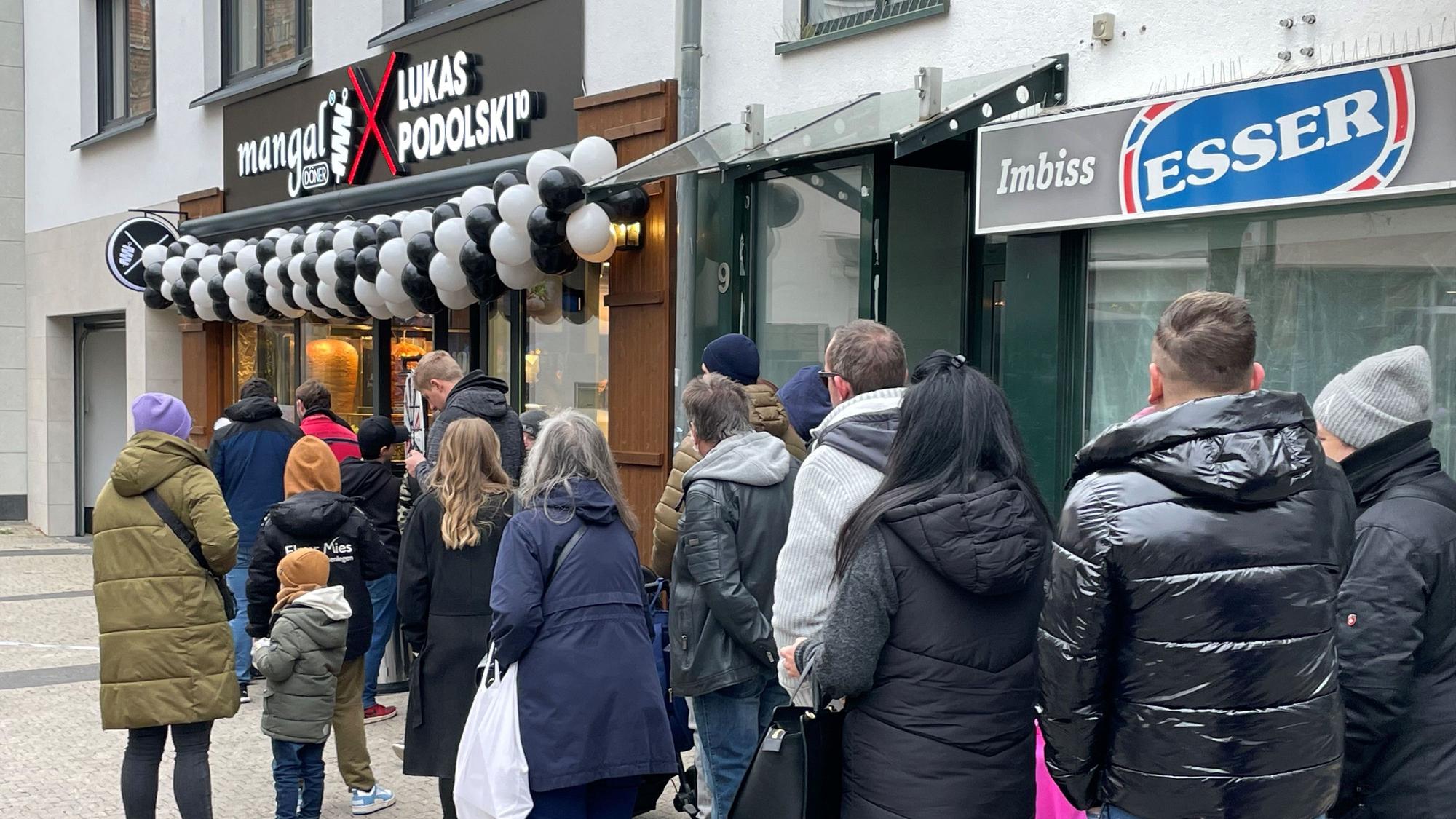 Bei der Eröffnung des Döner-Ladens Mangal bildet sich eine Schlange.
