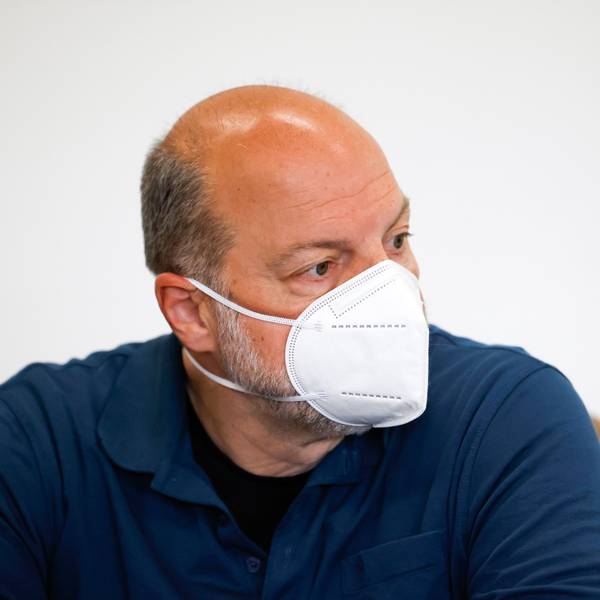 Der Angeklagte Thomas Drach sitzt mit einem Mund-Nasen-Schutz auf der Anklagebank im Kölner Landgericht.