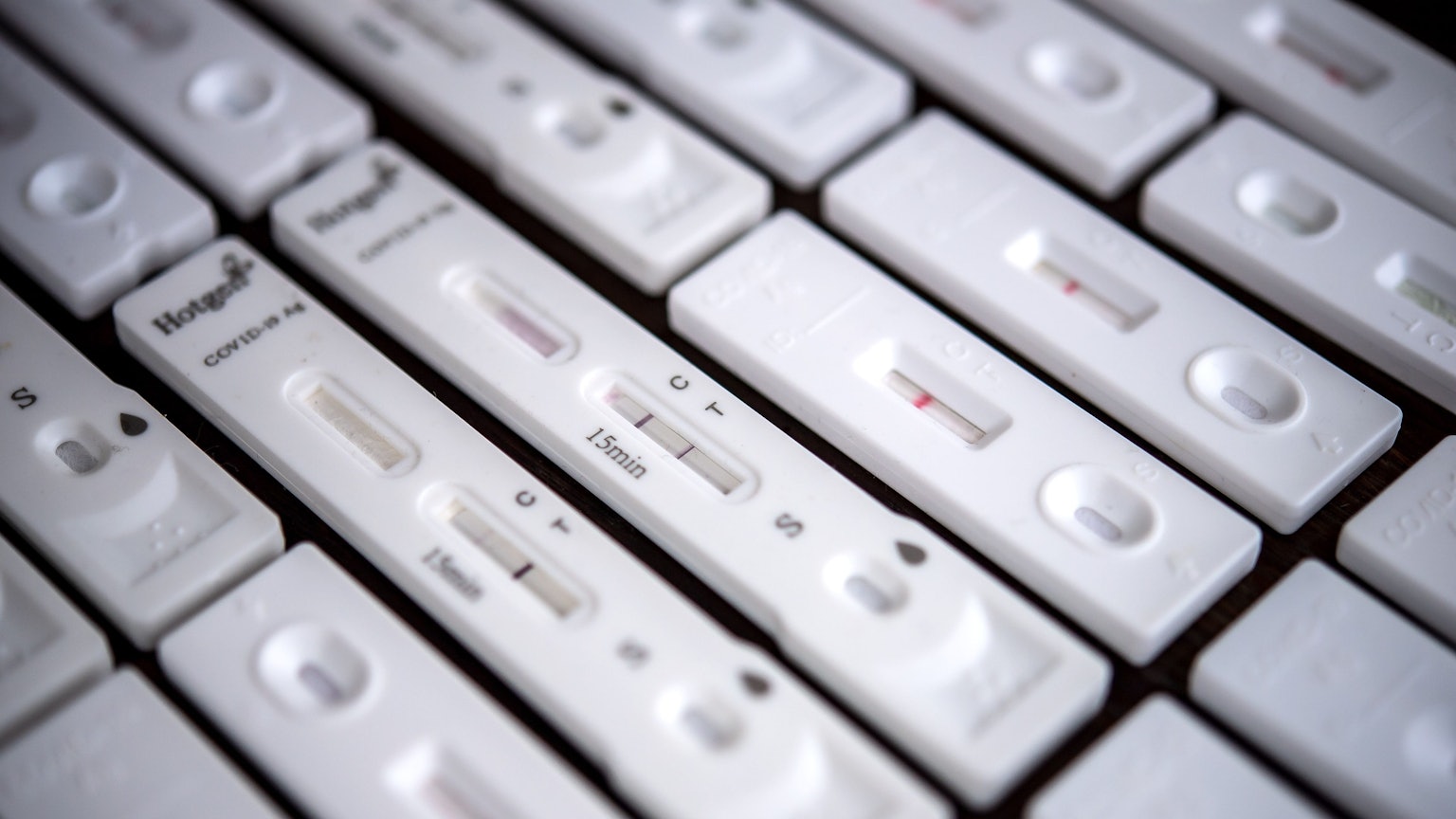 Antigen-Schnelltests für den Nachweis von SARS-CoV-2 liegen auf einem Tisch.