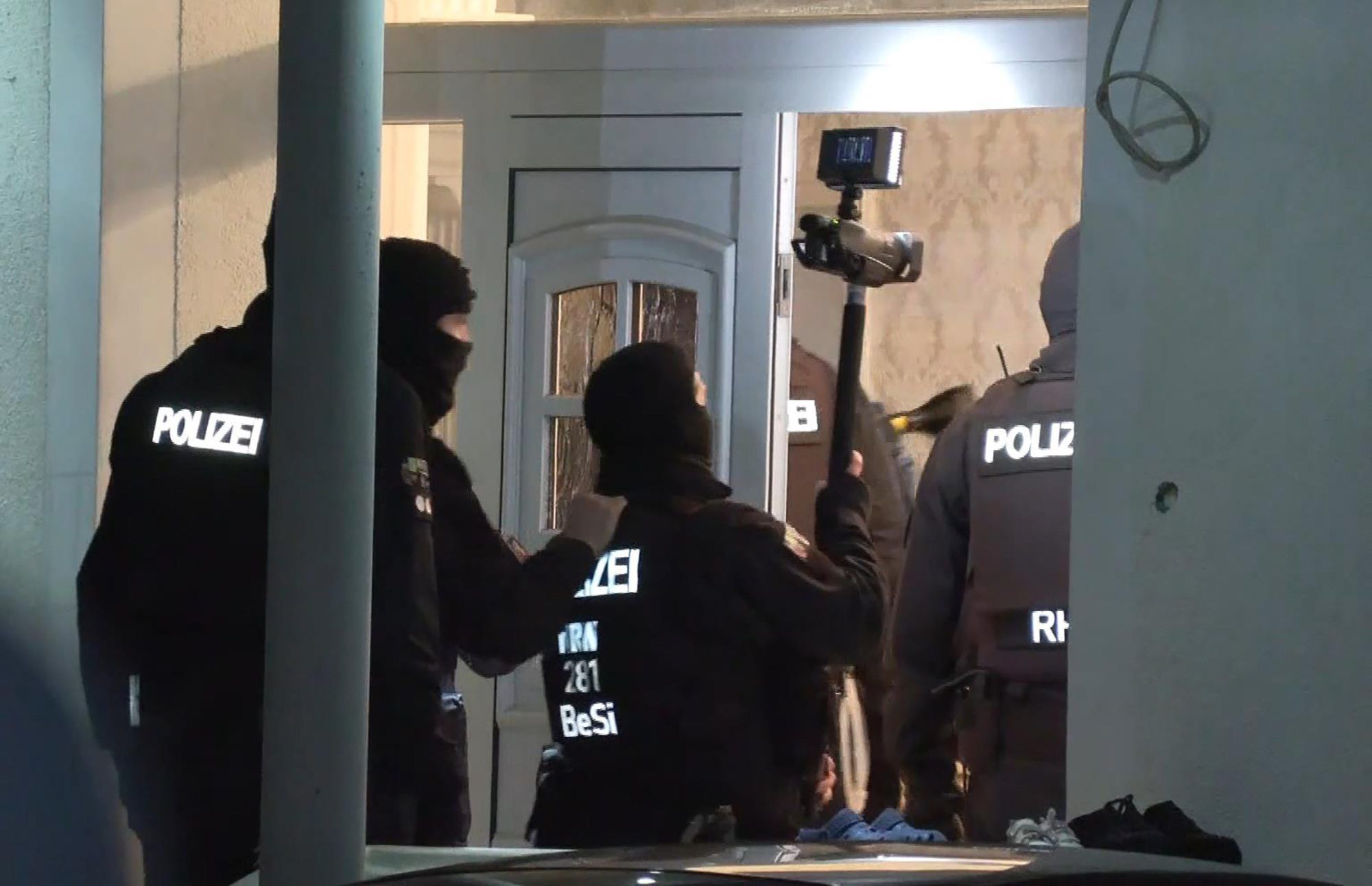 Solingen: Polizisten dringen im Rahmen einer groß angelegten Razzia in ein Haus ein.