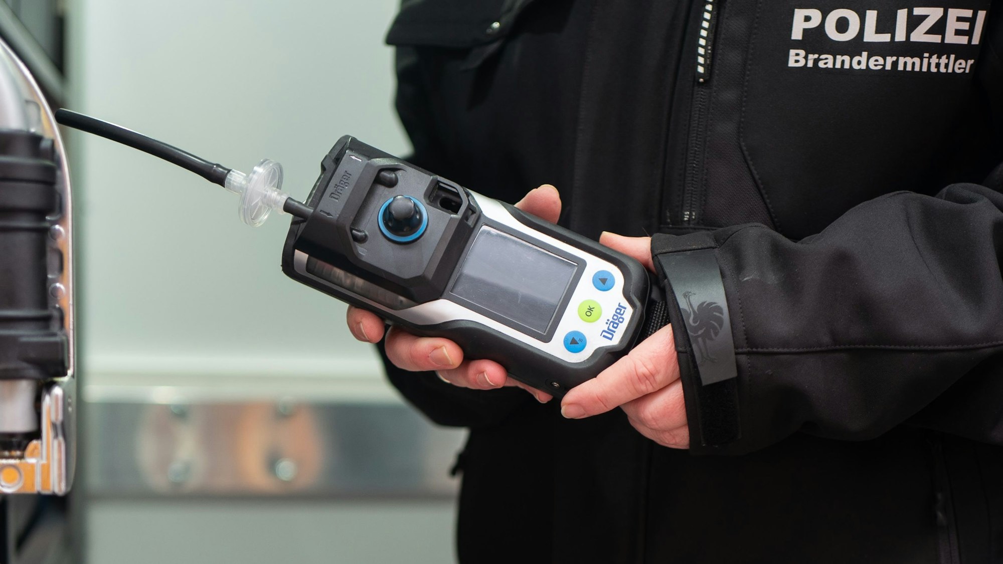 Das Messgerät sieht wie ein großes Funkgerät aus.