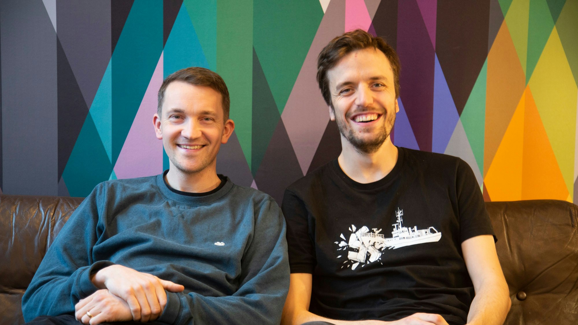 Dahin, wo es weh tut: Jonas Frömming und Max Kennel (v.l.) sitzen auf einem Sofa.
