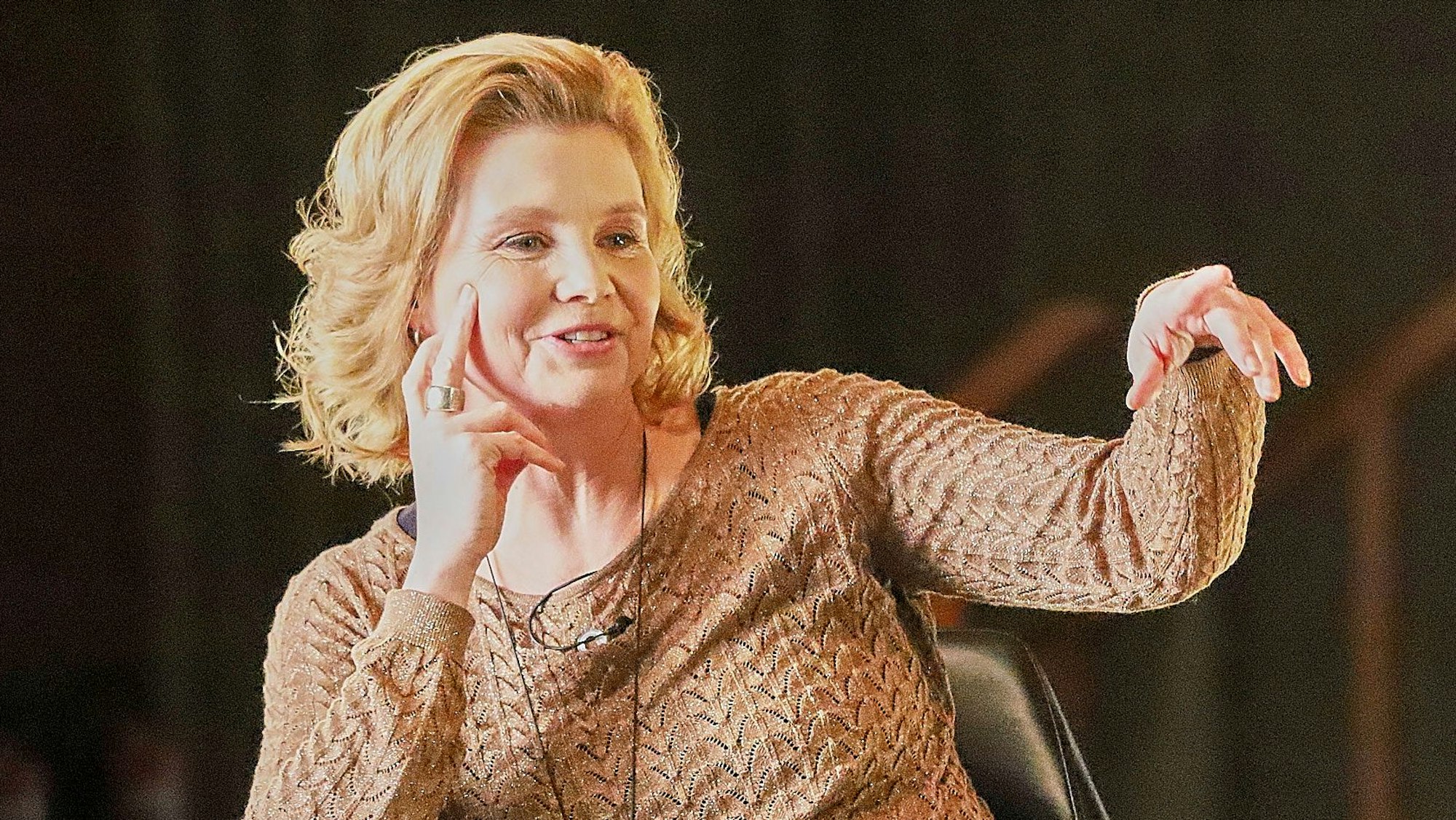 Schauspielerin Annette Frier lacht und gestikuliert