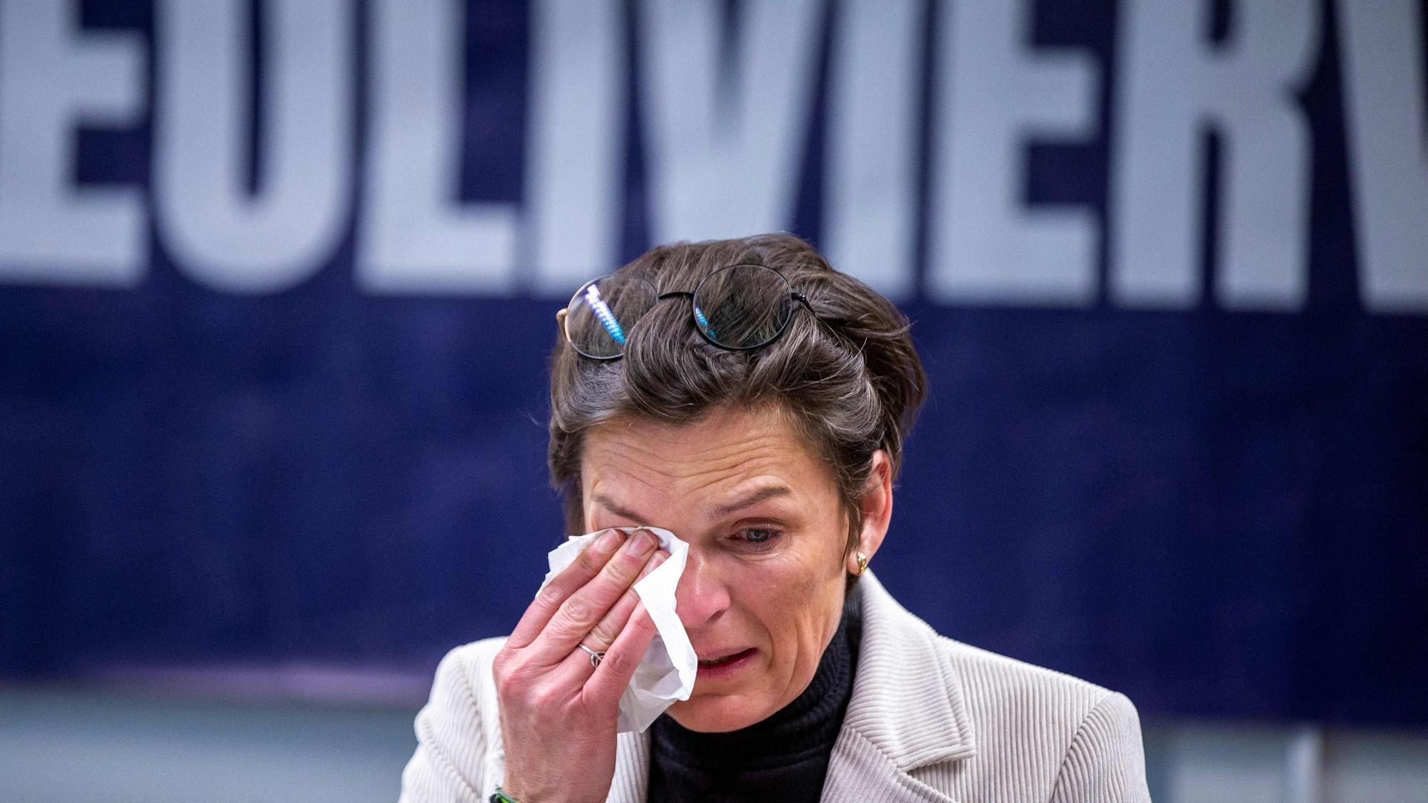 Nathalie Vandecasteele vergießt während einer Pressekonferenz am 9. Dezember 2022 in Brüssel eine Träne über ihren Bruder.