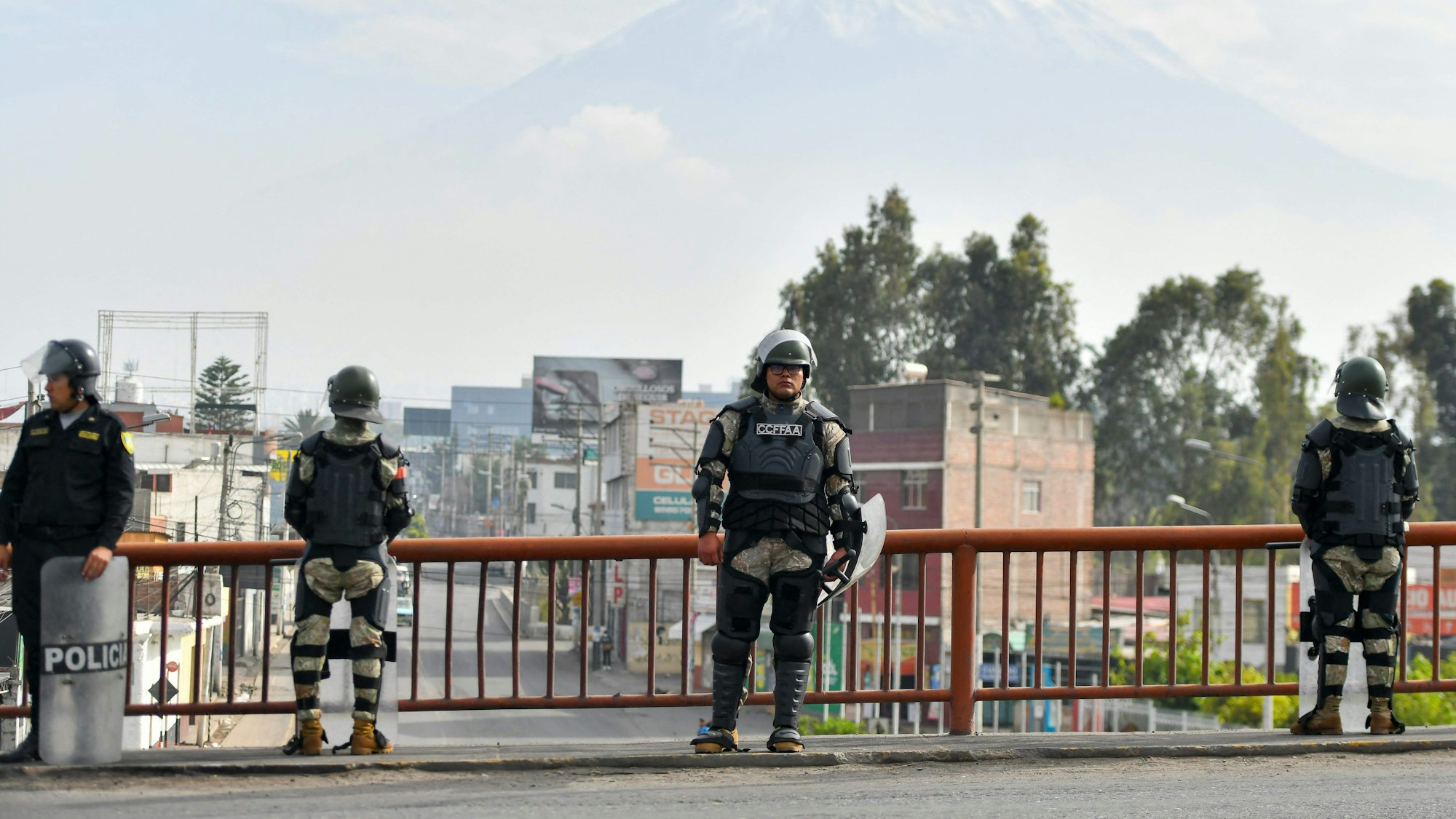 Angehörige der Polizei bewachen eine Straße nach der Verhängung des nationalen Notstands durch die neue peruanische Regierung in Arequipa, Peru, am 14. Dezember 2022.
