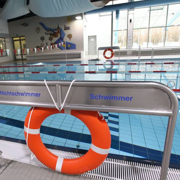 Das Becken des Helmut-Loos-Bads in Niederkassel-Lülsdorf.