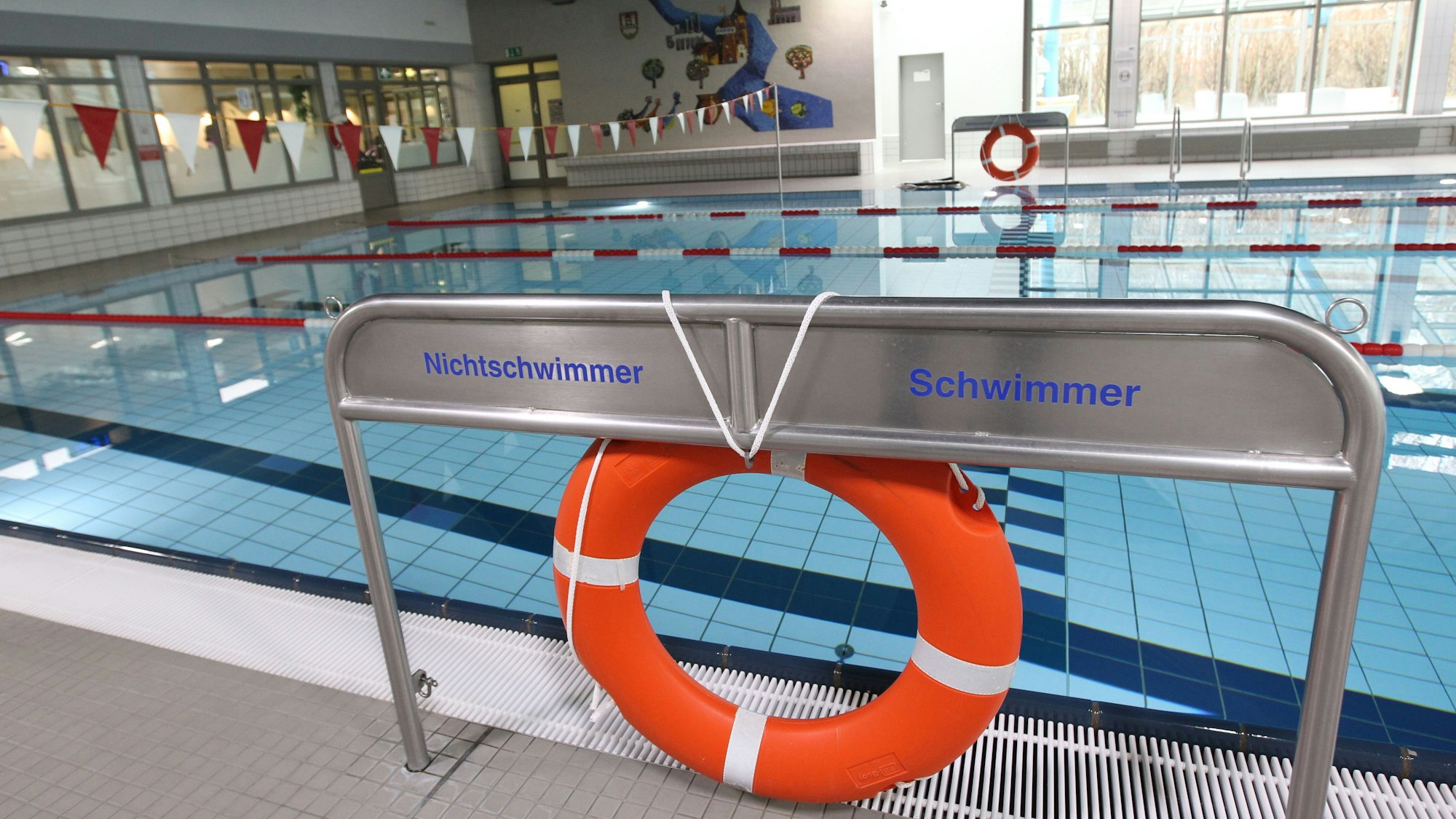 Das Becken des Helmut-Loos-Bads in Niederkassel-Lülsdorf.