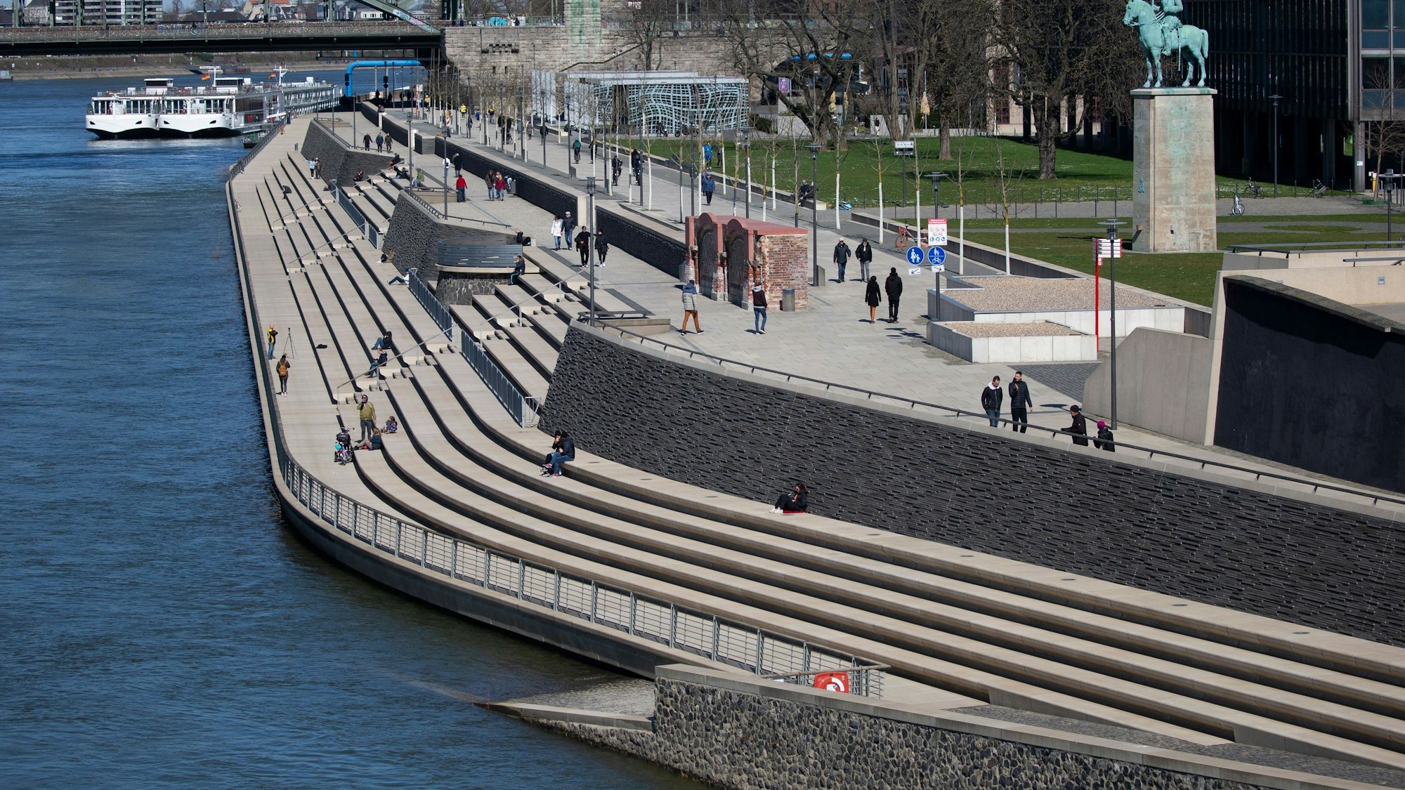 Der Kölner Rheinboulevard in Deutz.