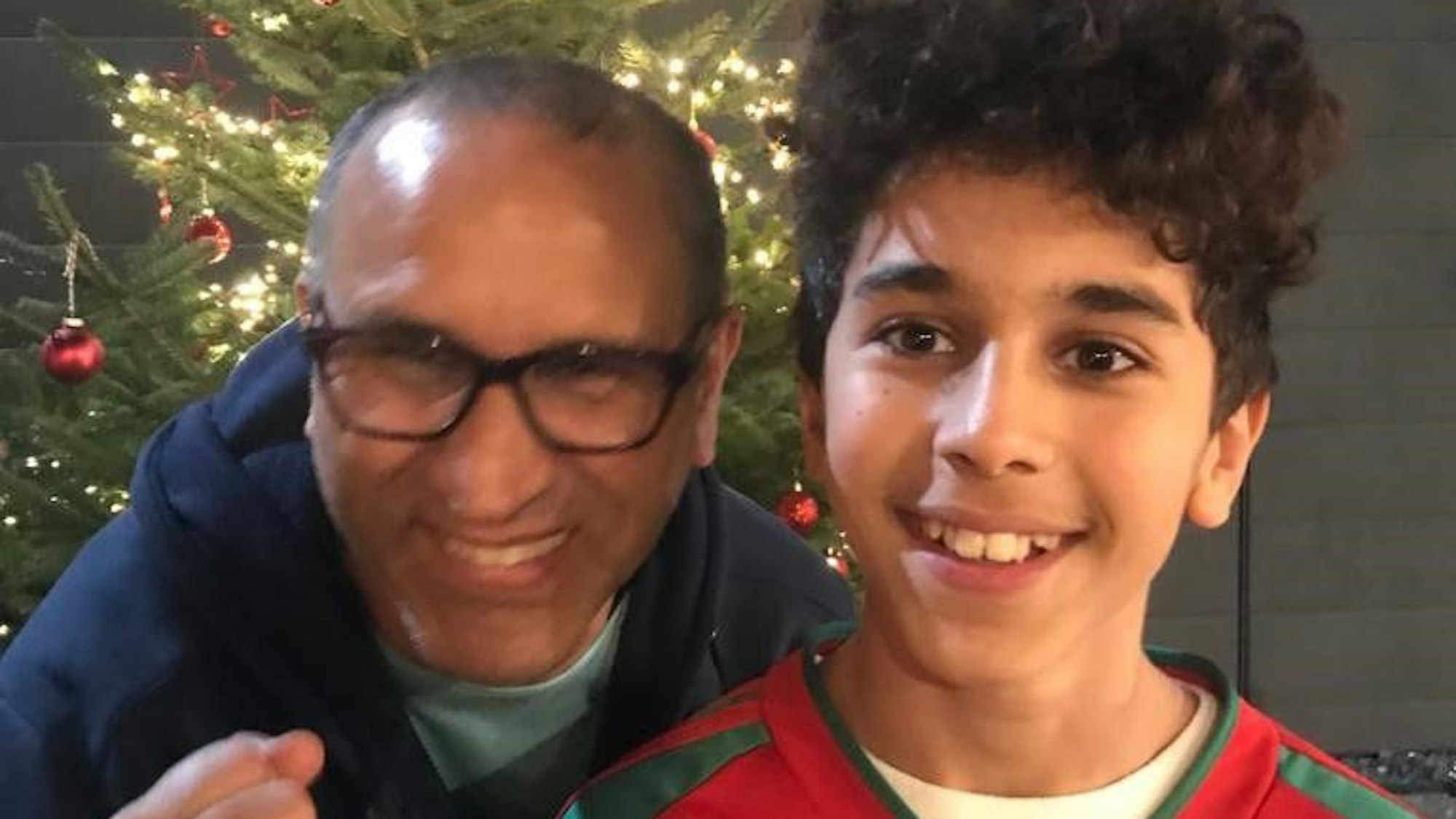 Vater und sein Sohn drücken die Daumen für Marokko bei der Fußball WM.