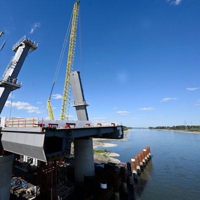 Die Autobahnbrücke in Leverkusen und zahlreiche weiter müssen saniert oder neu gebaut werden.