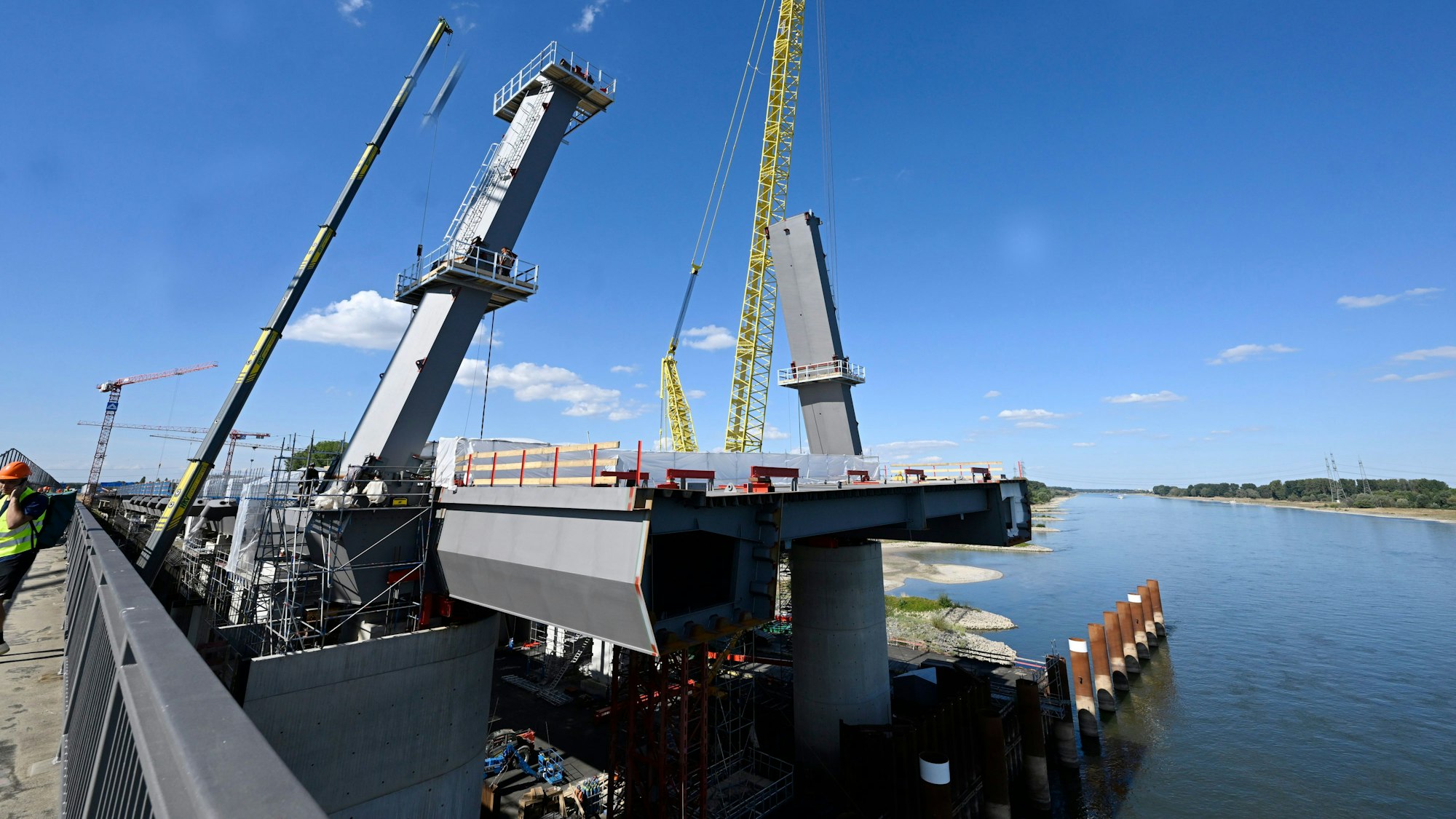 Die Autobahnbrücke in Leverkusen und zahlreiche weiter müssen saniert oder neu gebaut werden.