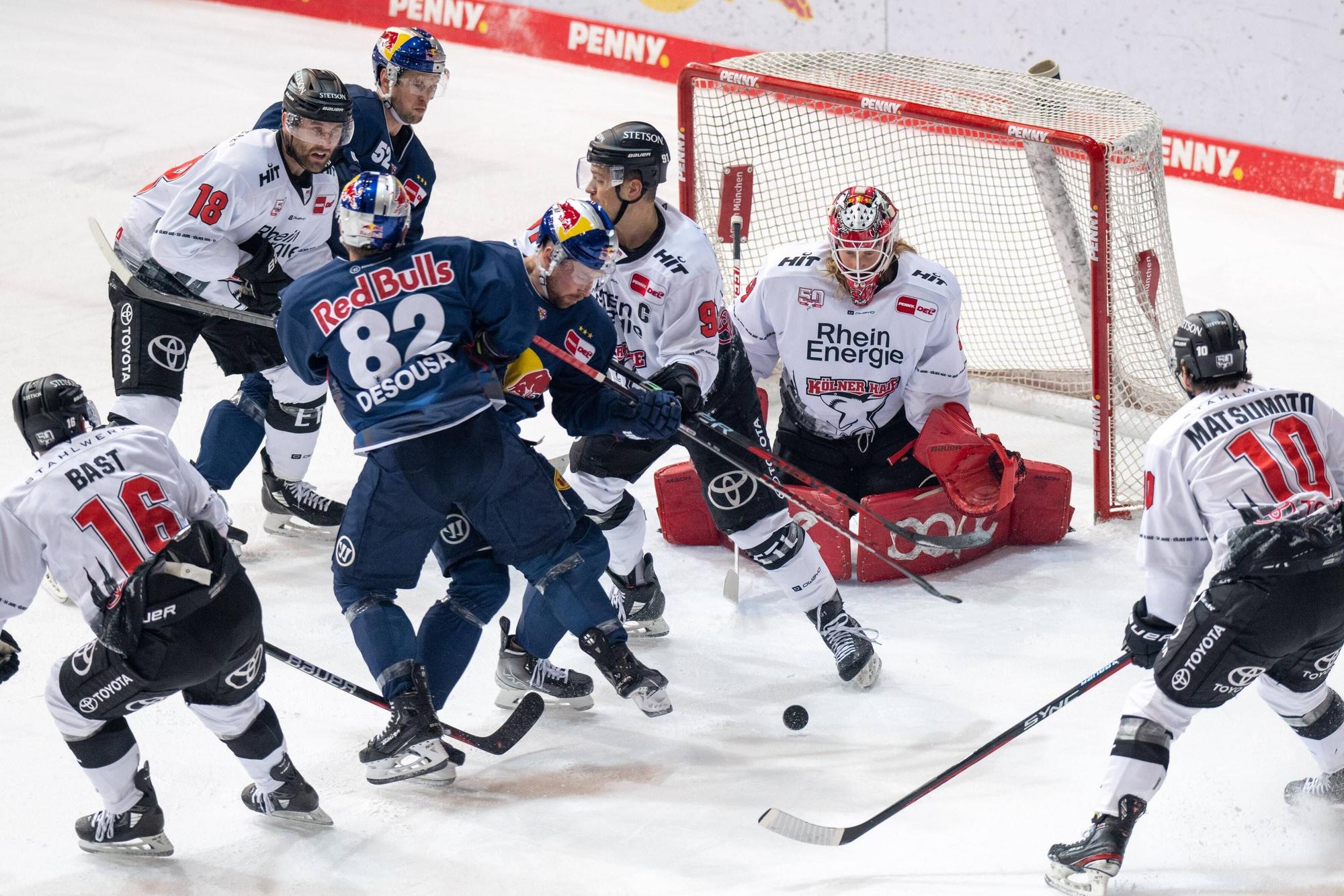 Jason Bast 16 Koelner Haie, Ryan Stanton 18, Patrick Hager 52 EHC Red Bull Muenchen, Koelner Haie, Chris Desousa 82 EHC Red Bull Muenchen, Maximilian Kammerer 9 Koelner Haie, Mirko Pantkowski 30 Koelner Haie, Jonathan Matsumoto 10 Koelner Haie, EHC Red Bull Muenchen vs. Koelner Haie, Eishockey, DEL Hauptrunde, 30. Spieltag, 14.12.2022 Muenchen Bayern Deutschland *** xkolbert-press/UlrichxGamelx