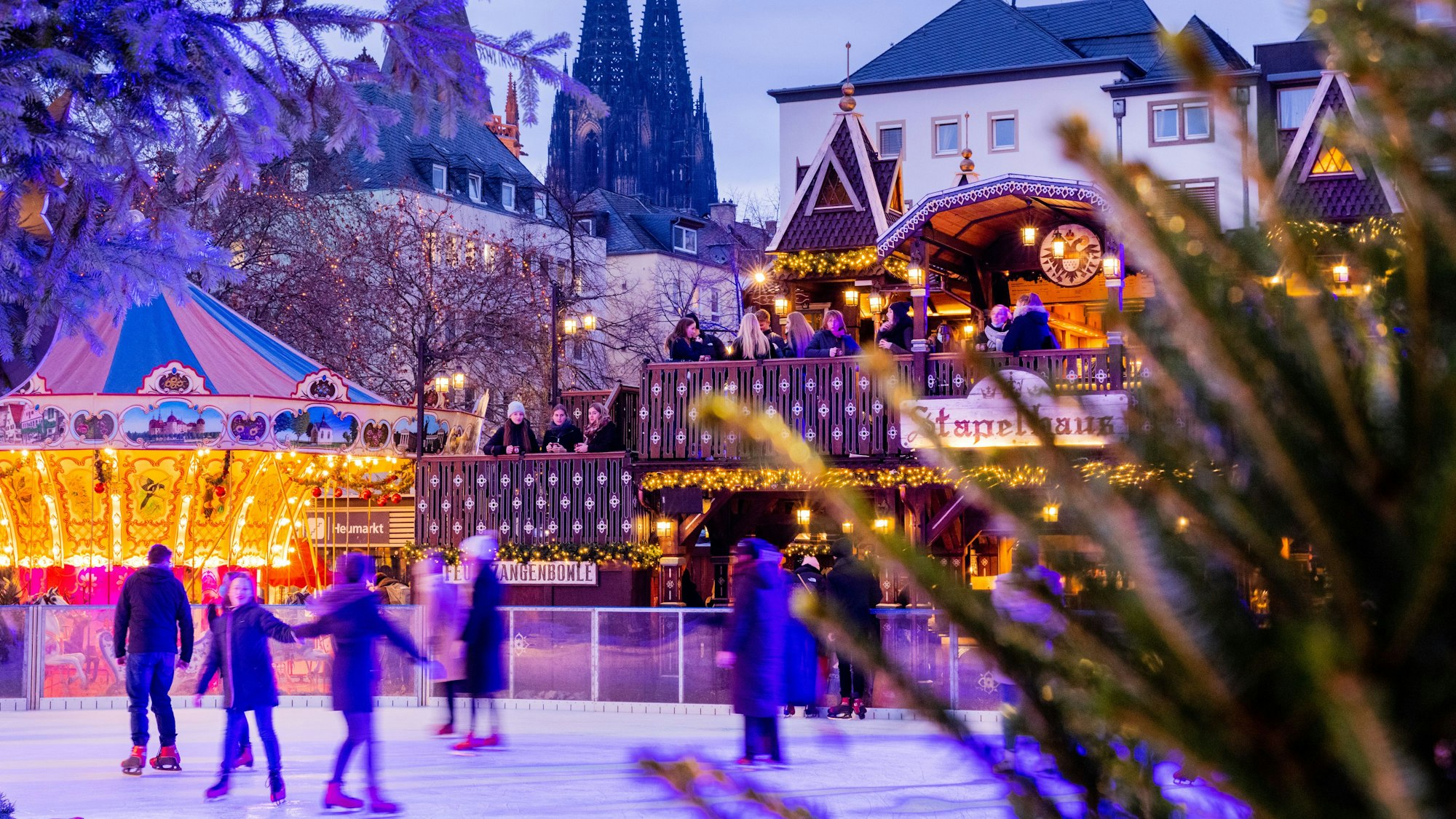 Schlittschuhlaufen mit Blick auf den Dom