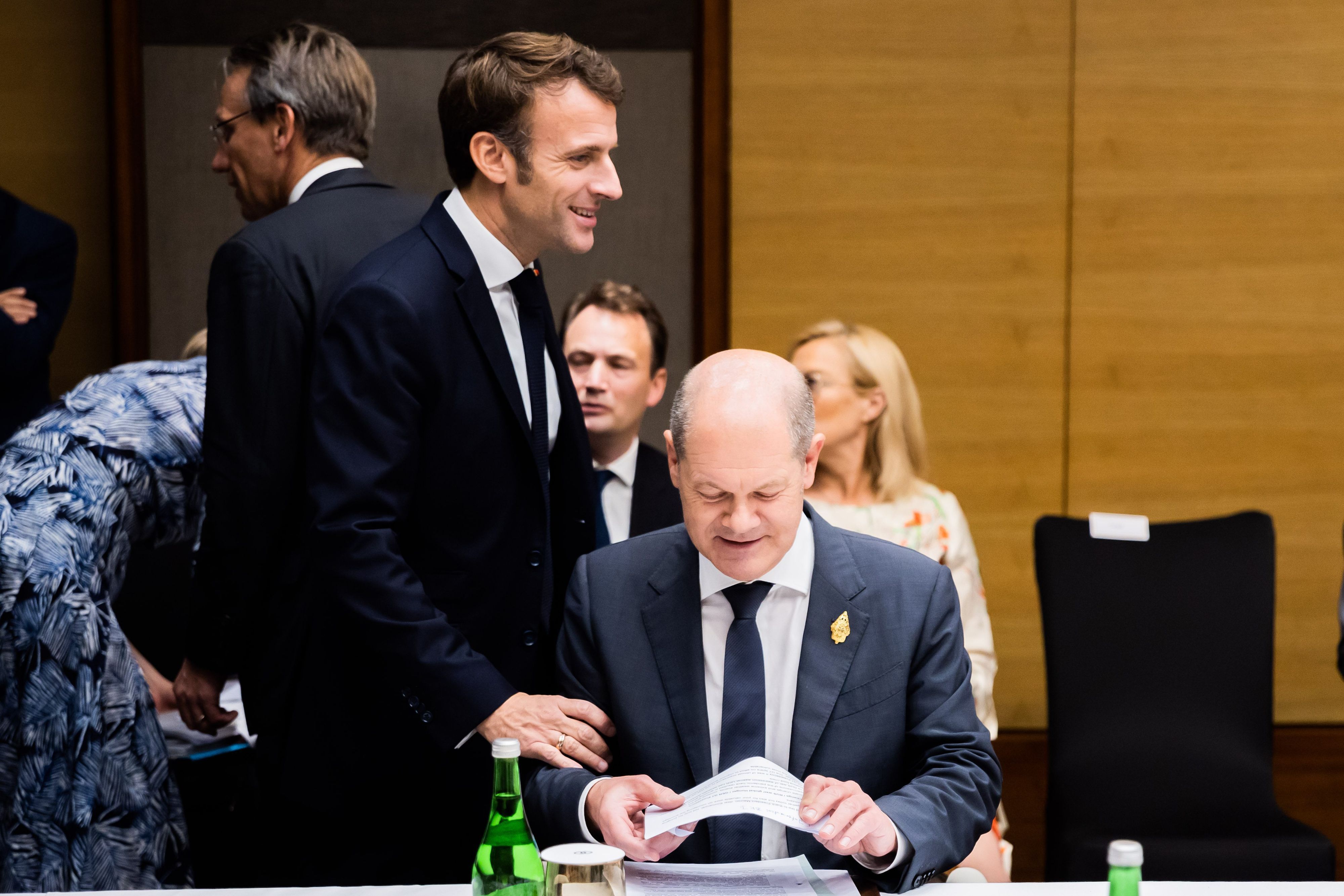 Emmanuel Macron (l), Präsident von Frankreich, begrüßt Bundeskanzler Olaf Scholz (SPD) beim G20-Gipfel bei einem sogenannten Side Event.