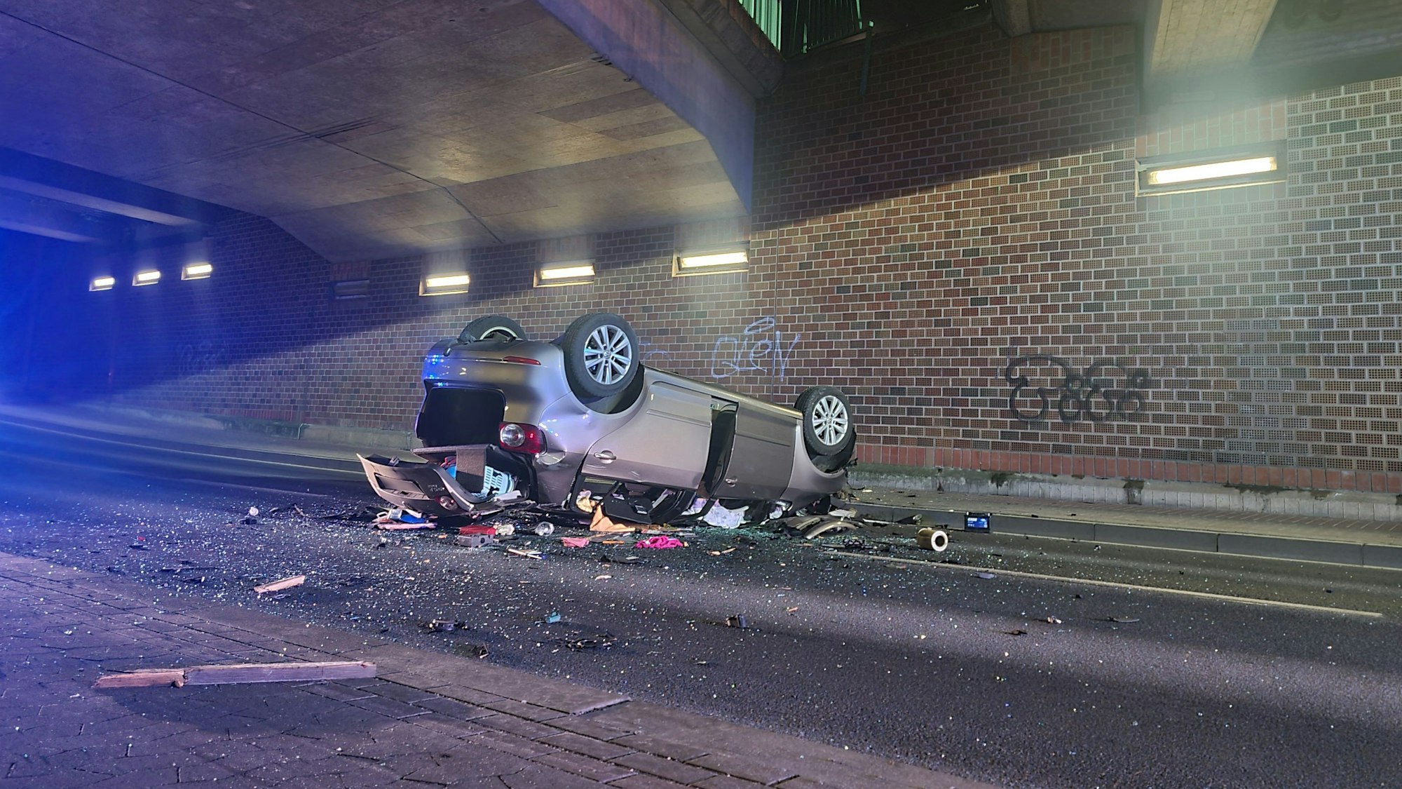 In Hämelerwald ist ein Auto von einer Brücke gestürzt.