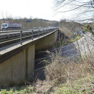 Die Brücke der A4 über die Landstraße 136 bei Overath-Untereschbach ist marode.