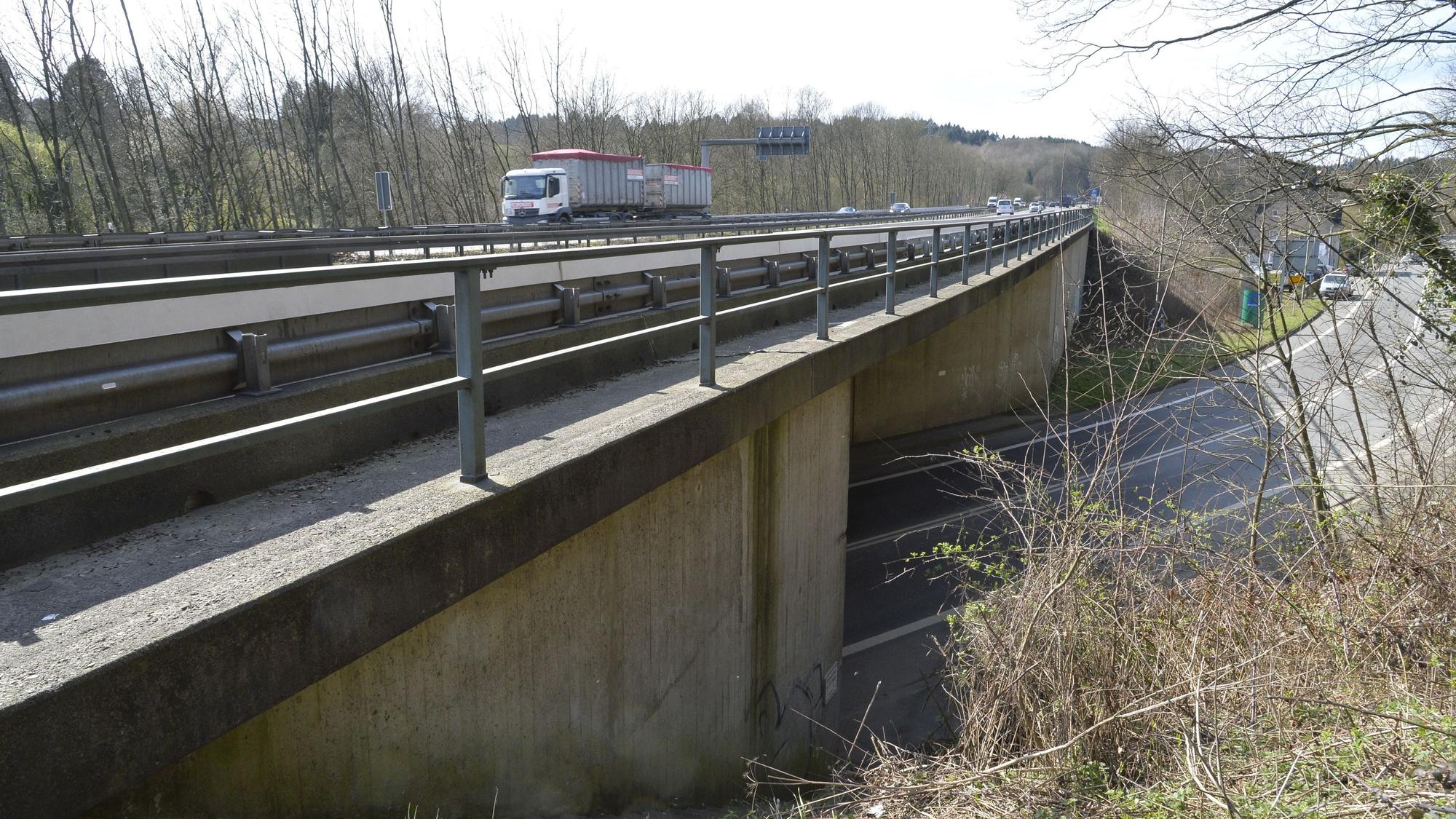 Die Brücke der A4 über die Landstraße 136 bei Overath-Untereschbach ist marode.