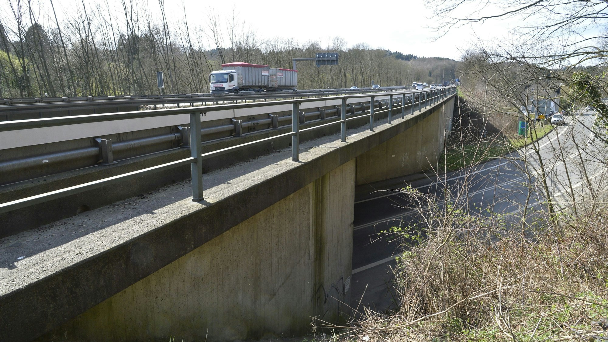 Die Autobahn 4 überquert bei Untereschbach die Landstraße 136. Die Brücke wird 2024 abgerissen und neu gebaut.