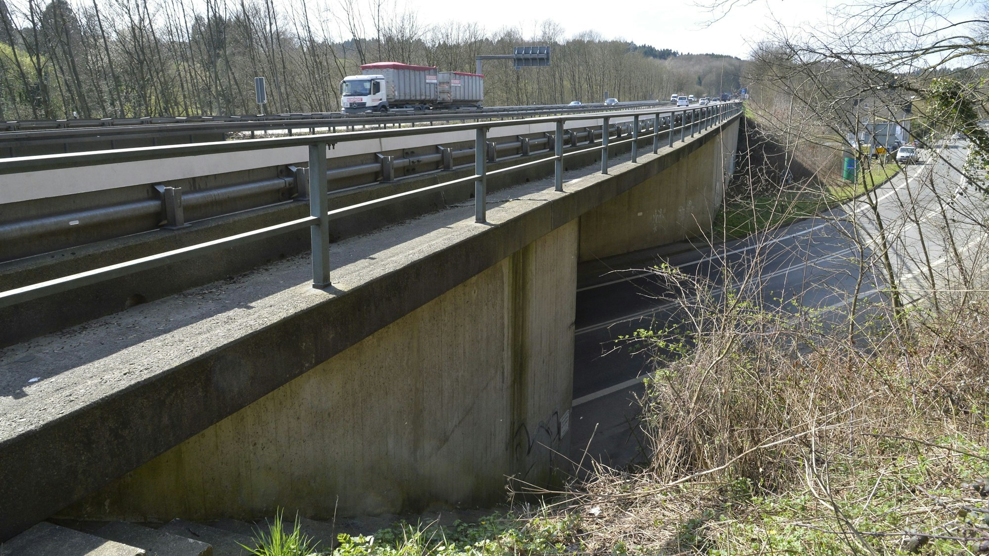 Eine Brücke der A4 in Overath-Untereschbach,