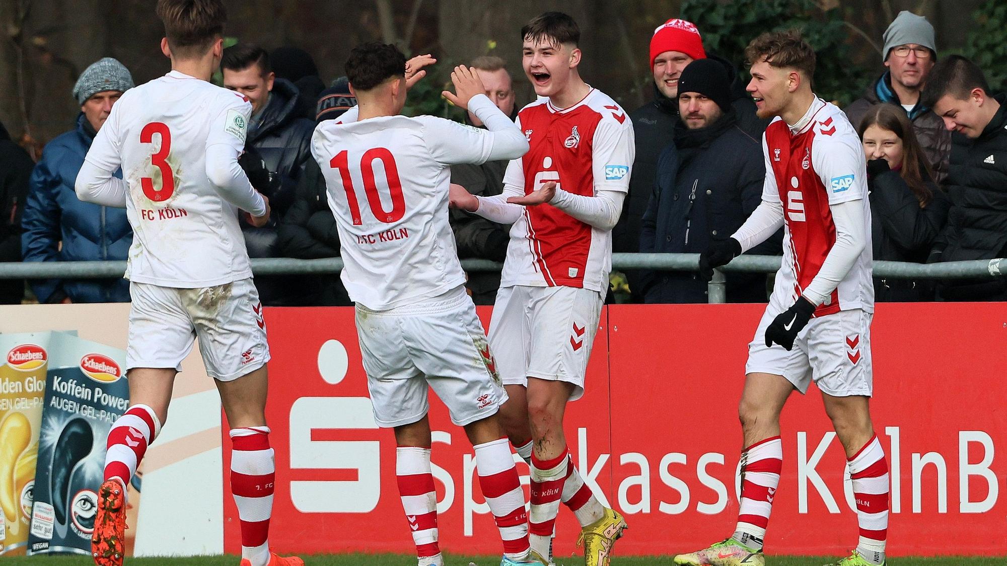 1.FC Köln U19 vs. Preußen Münster U19, A Junioren, DFB Pokal der Junioren, Jubel nach dem Elfmetertor durch Jaka Cuber Potocnik (1.FC Köln), von links: Matti Wagner, Luan Simnica, Jaka Cuber Potocnik, Luis Miguel Cortijo Lange (1. FC Köln), 10.12.2022, Bild: Herbert Bucco