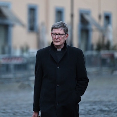 Der Erzbischof von Köln, Kardinal Rainer Maria Woelki, läuft in den Vatikan.