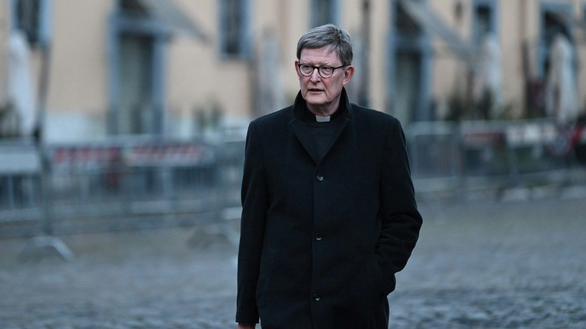 Der Erzbischof von Köln, Kardinal Rainer Maria Woelki, läuft in den Vatikan.