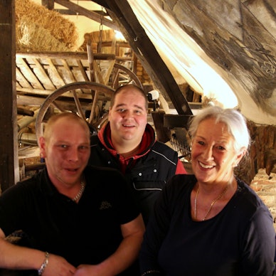 Heuwägelchen-Pächter Mark Eich (Mitte), Servicekraft Sabine (rechts) und Koch Sven Wester (links).