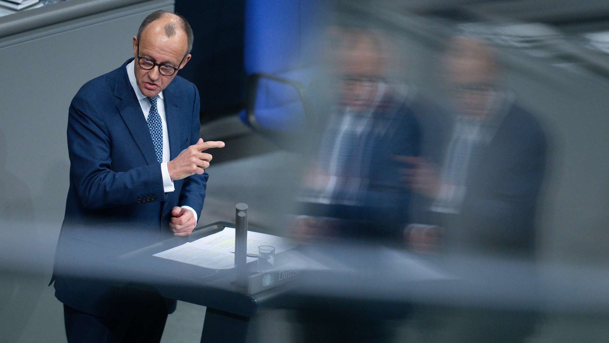 Friedrich Merz, CDU-Bundesvorsitzender und Fraktionsvorsitzender der CDU/CSU Fraktion, spricht in einer Sitzung des Bundestags.