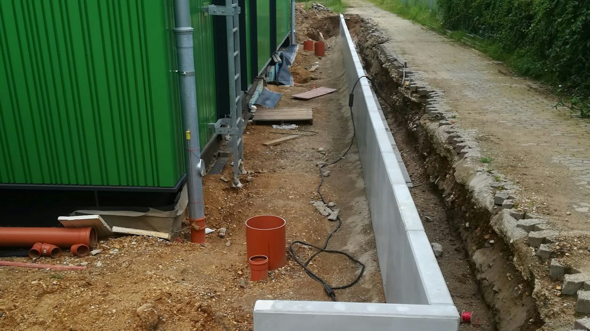 Für Bauarbeiten an einem Gebäude ist an einem Fußweg in Kerpen-Sindorf eine neue Begrenzung eingerichtet worden.