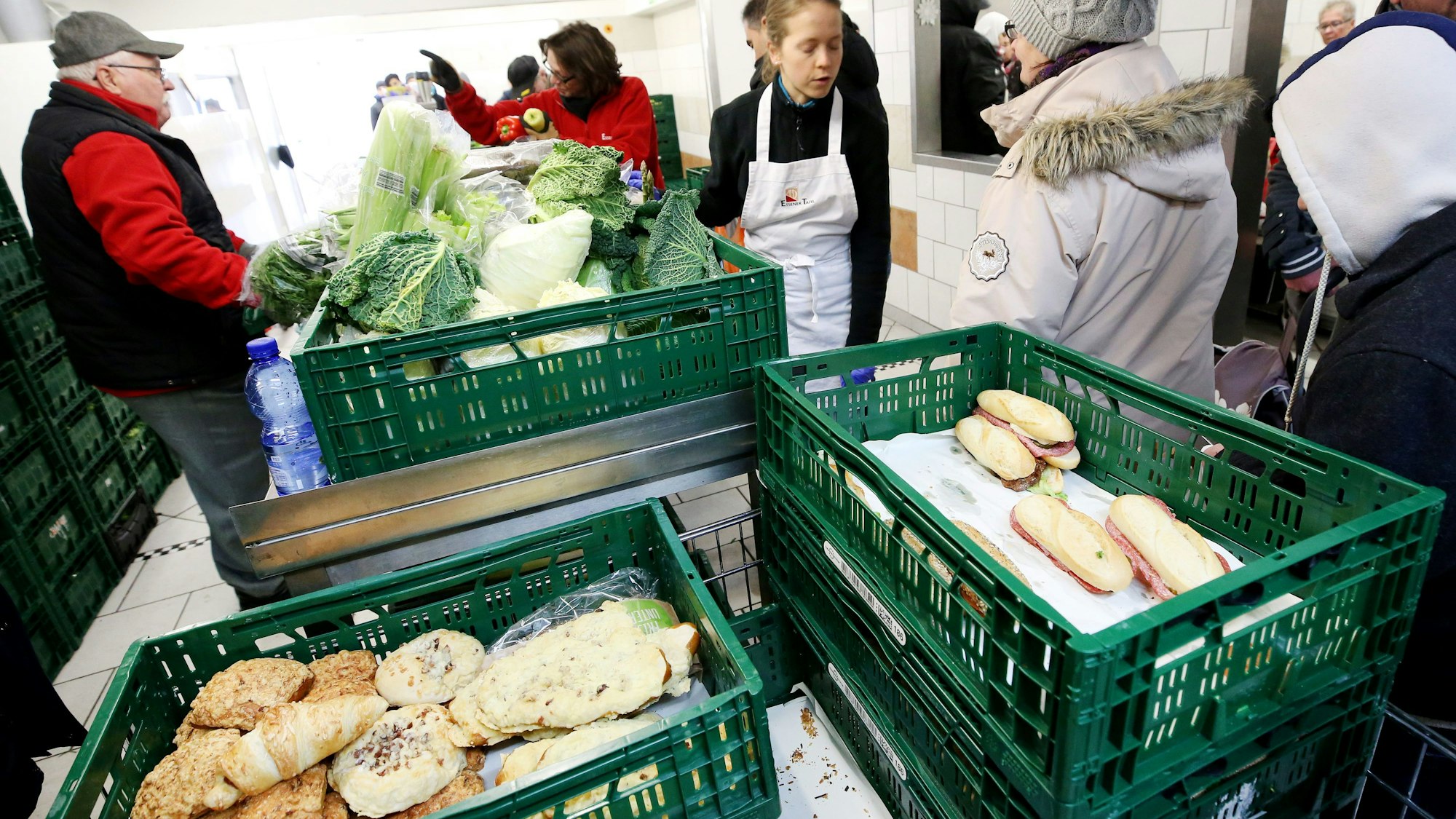 Mitarbeiterinnen und Mitarbeiter einer Tafel bereiten Essensausgaben vor. Die Tafeln haben angesichts wachsender Armut mehr zu tun. (Symbolbild)
