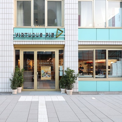 Frontansicht des „Virtuous Pie“-Restaurants im Ehrenfelder 4711-Haus.
