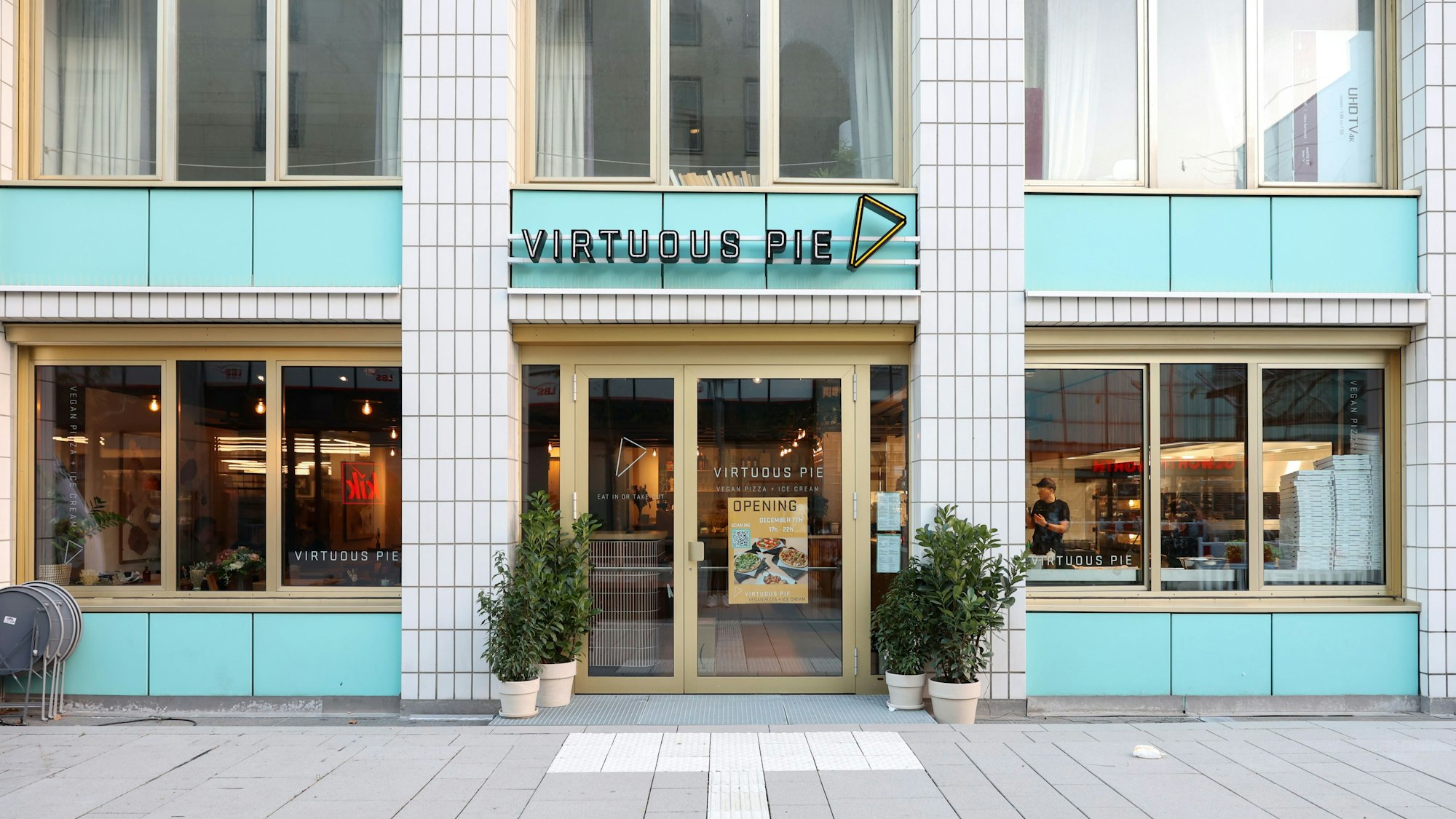 Frontansicht des „Virtuous Pie“-Restaurants im Ehrenfelder 4711-Haus.