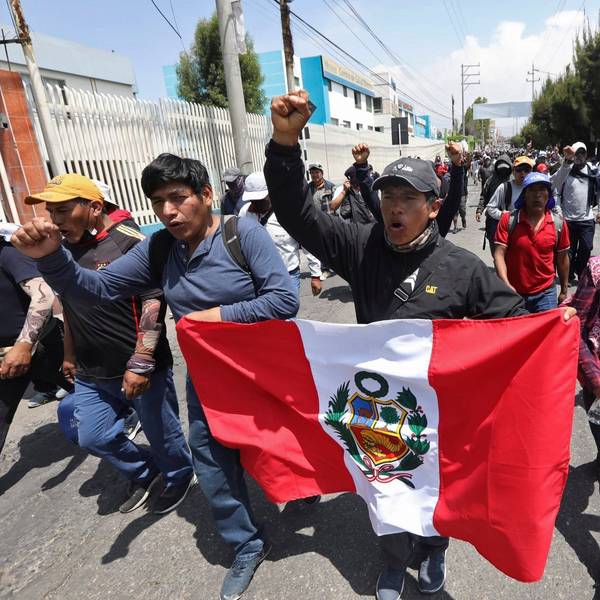 Anhänger des gestürzten peruanischen Präsidenten Pedro Castillo protestieren am Mittwoch, 14. Dezember 2022, in Arequipa, Peru, gegen seine Verhaftung.