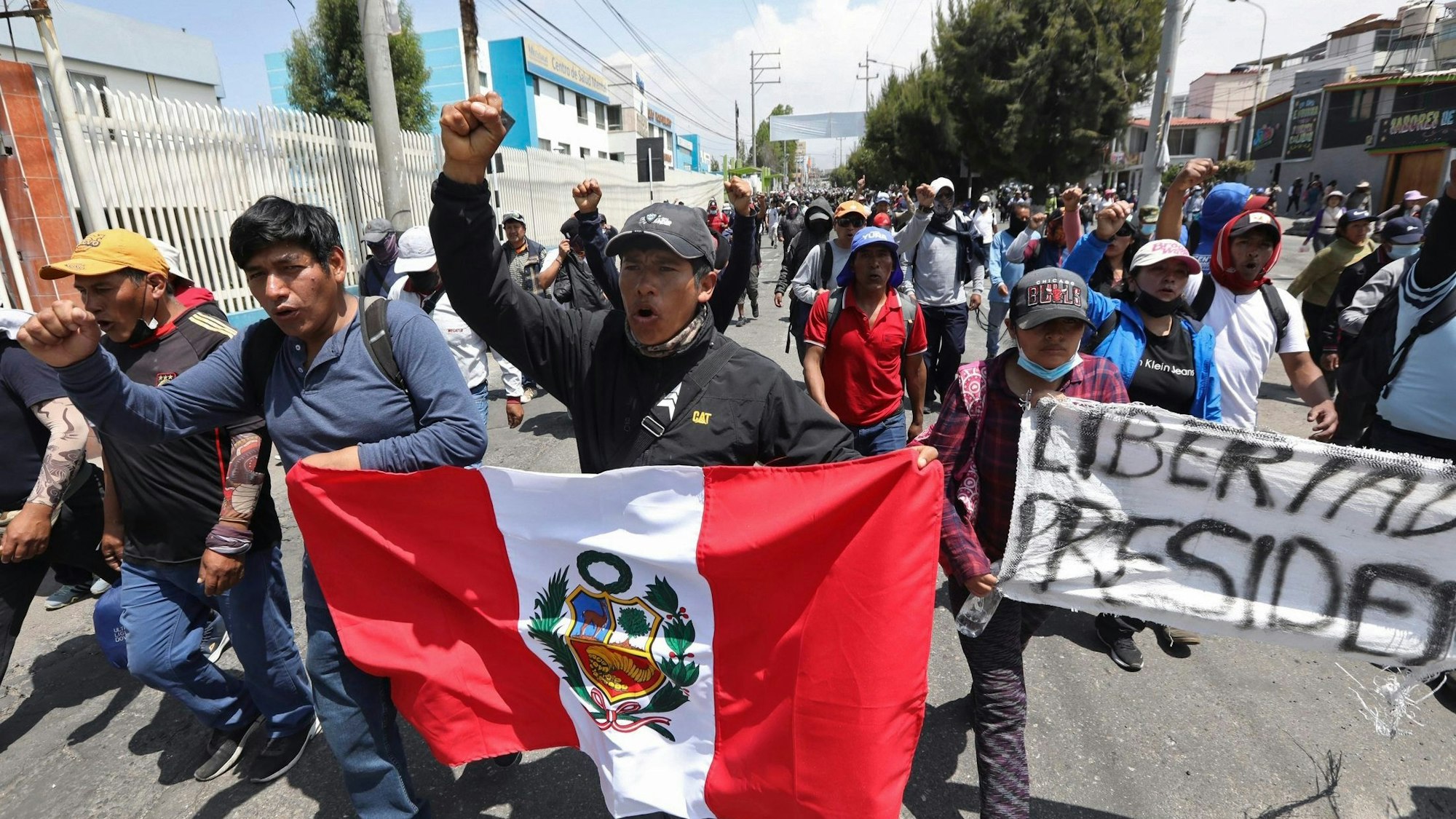 Anhänger des gestürzten peruanischen Präsidenten Pedro Castillo protestieren am Mittwoch, 14. Dezember 2022, in Arequipa, Peru, gegen seine Verhaftung.