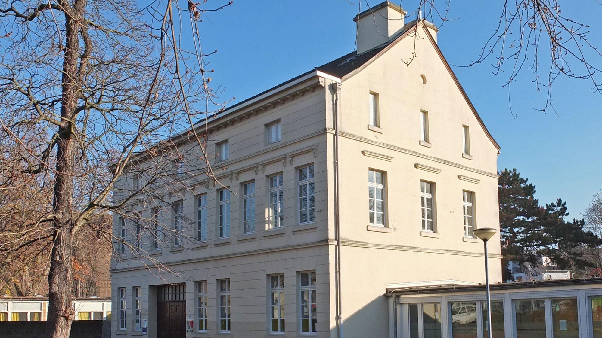 Das Bild zeigt das Haupthaus der Förderschule Lindweiler Hof.