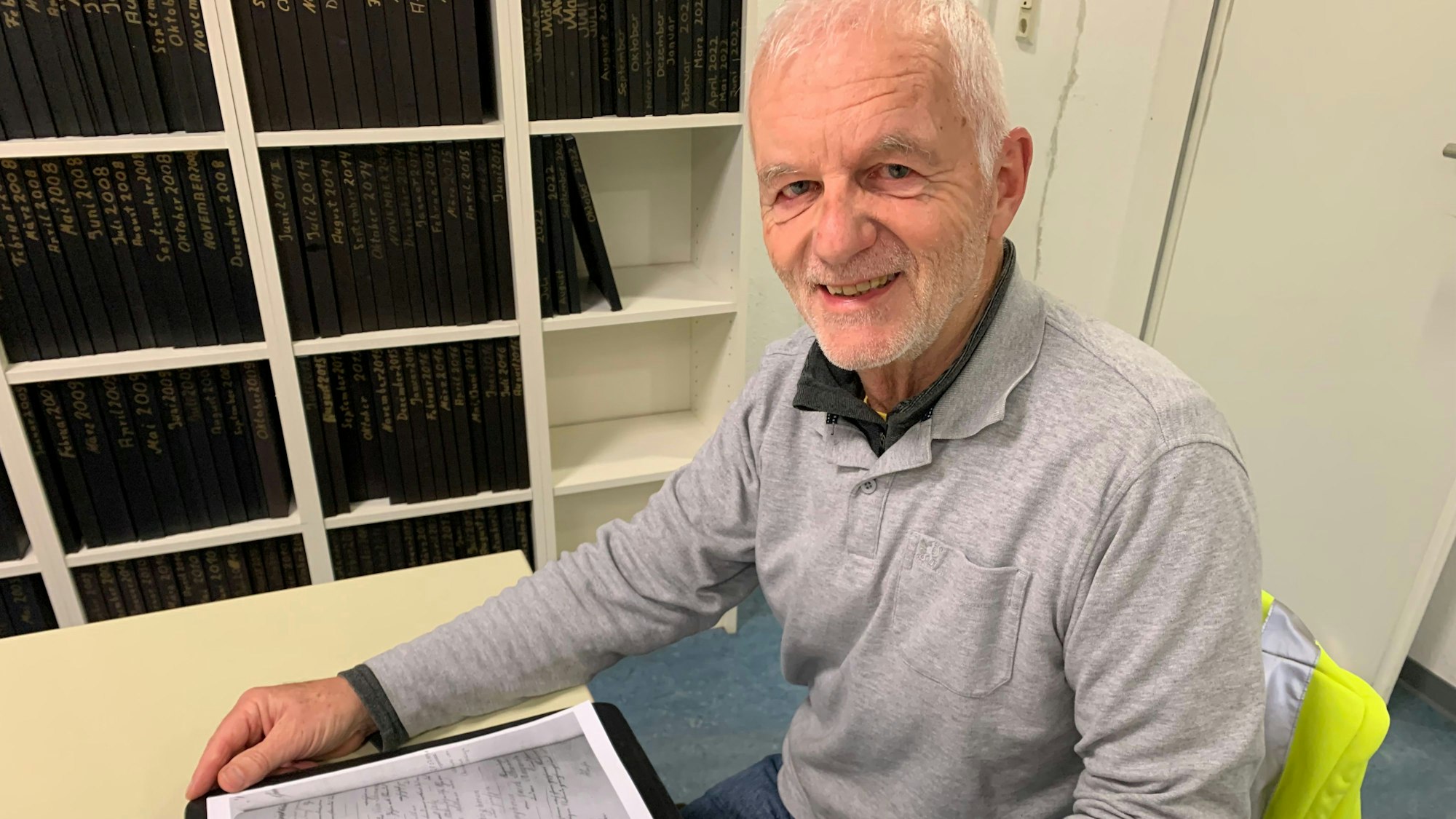 Achim Weiffen mit einem Familienstammbaum
