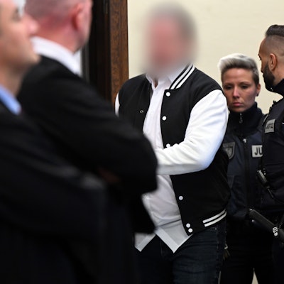 Der Angeklagte kommt in den Raum.